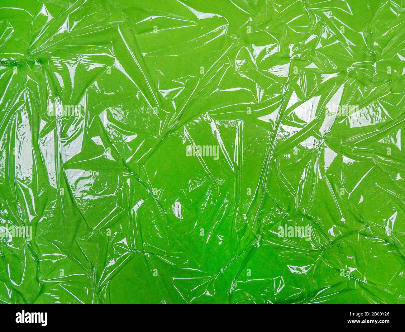Transparente Kunststofffolie auf grünem Hintergrund Stockfoto