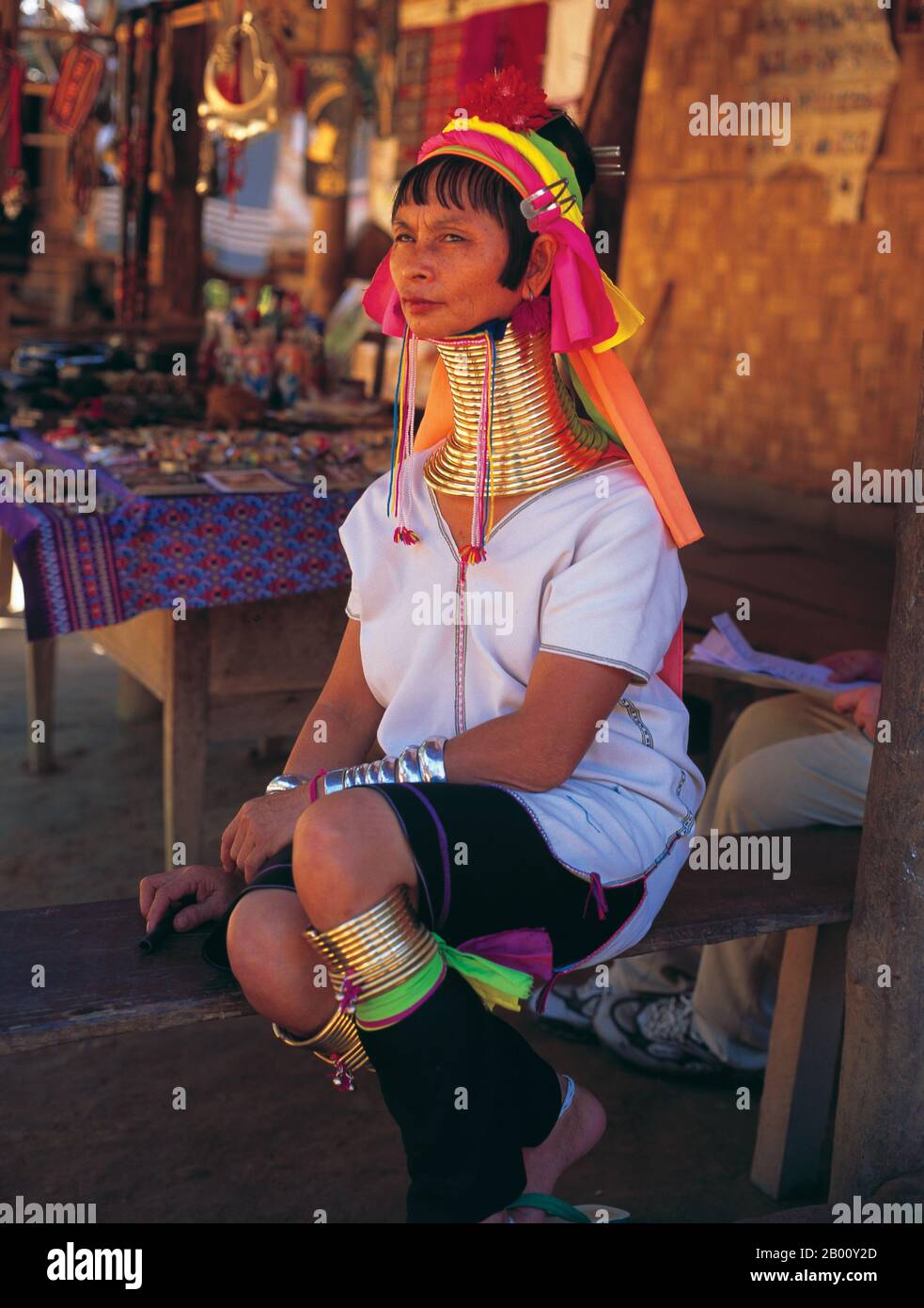 Thailand: Padaung (Long Neck Karen) Frau, Dorf in der Nähe von Mae Hong Son. Die Padaung oder Kayan Lahwi oder langhalsige Karen sind eine Untergruppe der Kayan, eine Mischung aus law-Stamm, Kayan Stamm und mehrere andere Stämme. Kayan sind eine Untergruppe der Roten Karen (Karenni), eine tibeto-burmanische ethnische Minderheit von Burma (Myanmar). Stockfoto