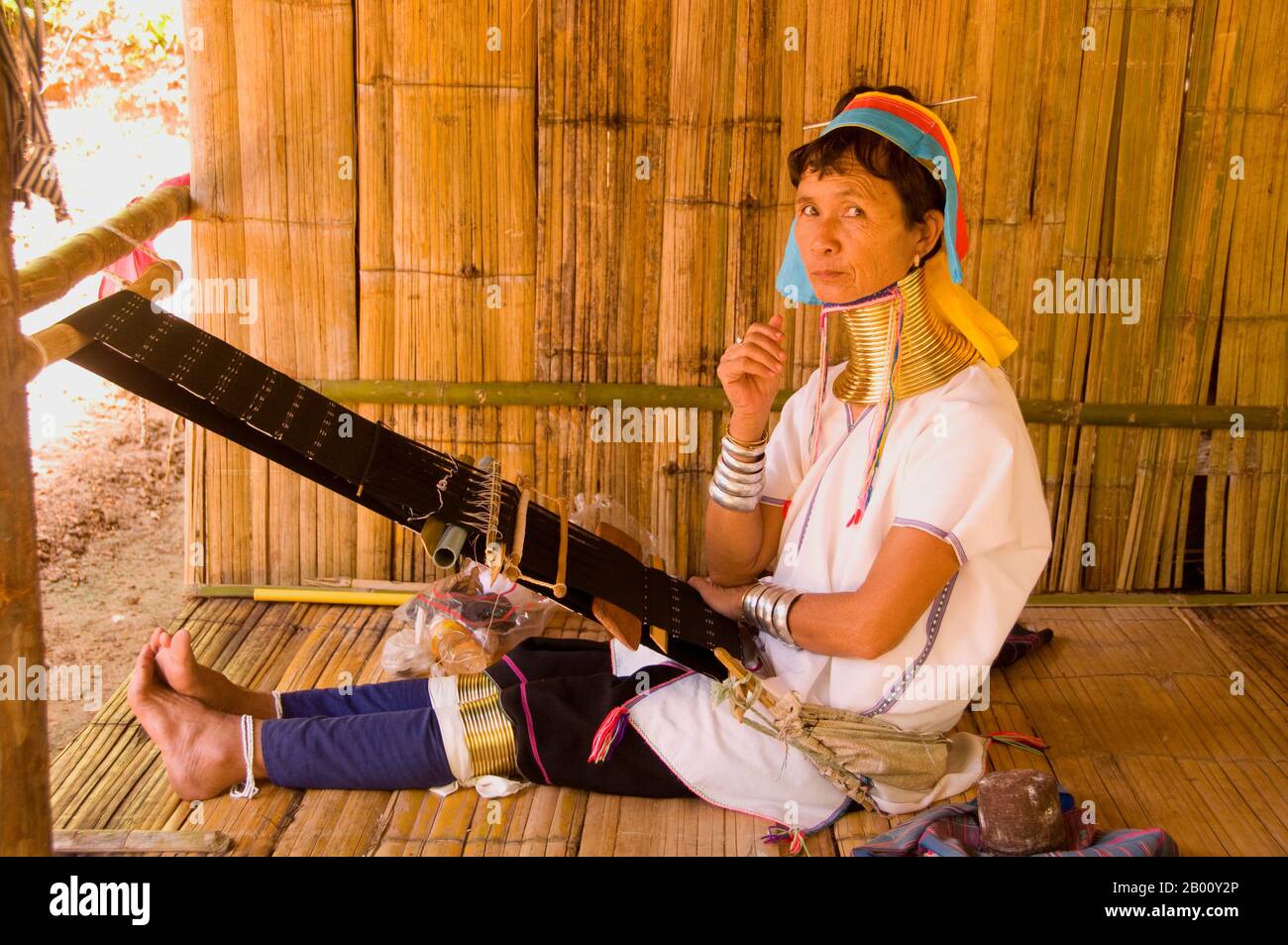 Thailand: Padaung (Long Neck Karen) Weben Tuch, Karen Long Neck Village und Seven Tribe Village, in der Nähe von Mae Taman, nördlich von Chiang Mai. Die Padaung oder Kayan Lahwi oder langhalsige Karen sind eine Untergruppe der Kayan, eine Mischung aus law-Stamm, Kayan Stamm und mehrere andere Stämme. Kayan sind eine Untergruppe der Roten Karen (Karenni), eine tibeto-burmanische ethnische Minderheit von Burma (Myanmar). Stockfoto