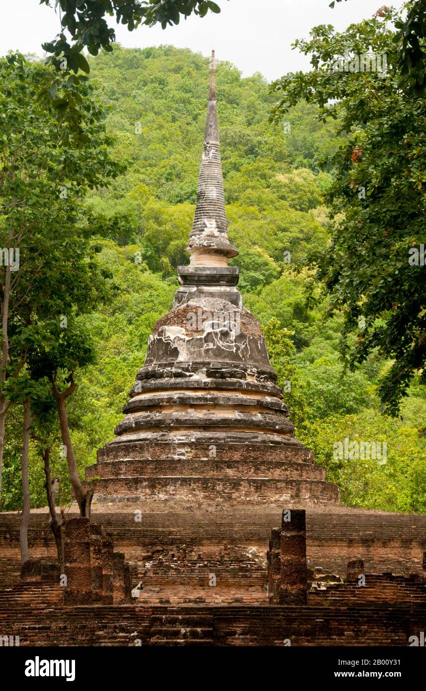 Thailand: Wat Chedi Ngarm, Sukhothai Historischer Park. Sukhothai, was wörtlich "Dawn of Happiness" bedeutet, war die Hauptstadt des Sukhothai-Königreichs und wurde 1238 gegründet. Es war die Hauptstadt des thailändischen Reiches für etwa 140 Jahre. Stockfoto