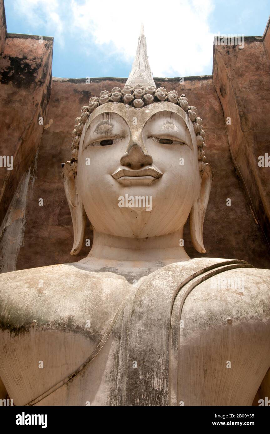 Thailand: 15 Meter hoher sitzender Buddha, Wat Si Chum, Sukhothai Historischer Park. Der Phra Atchana Buddha im Wat Si Chum befindet sich in der Haltung von 'Mara zu unterwerfen' oder 'die Erde zu Zeugen rufen'. Sukhothai, was wörtlich "Dawn of Happiness" bedeutet, war die Hauptstadt des Sukhothai-Königreichs und wurde 1238 gegründet. Es war die Hauptstadt des thailändischen Reiches für etwa 140 Jahre. Stockfoto