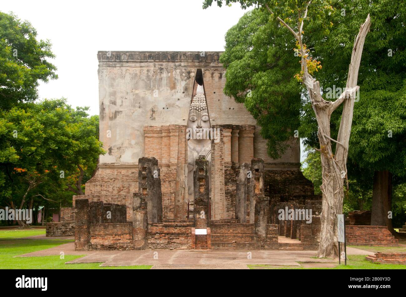 Thailand: 15 Meter hoher sitzender Buddha, Wat Si Chum, Sukhothai Historischer Park. Der Phra Atchana Buddha im Wat Si Chum befindet sich in der Haltung von 'Mara zu unterwerfen' oder 'die Erde zu Zeugen rufen'. Sukhothai, was wörtlich "Dawn of Happiness" bedeutet, war die Hauptstadt des Sukhothai-Königreichs und wurde 1238 gegründet. Es war die Hauptstadt des thailändischen Reiches für etwa 140 Jahre. Stockfoto