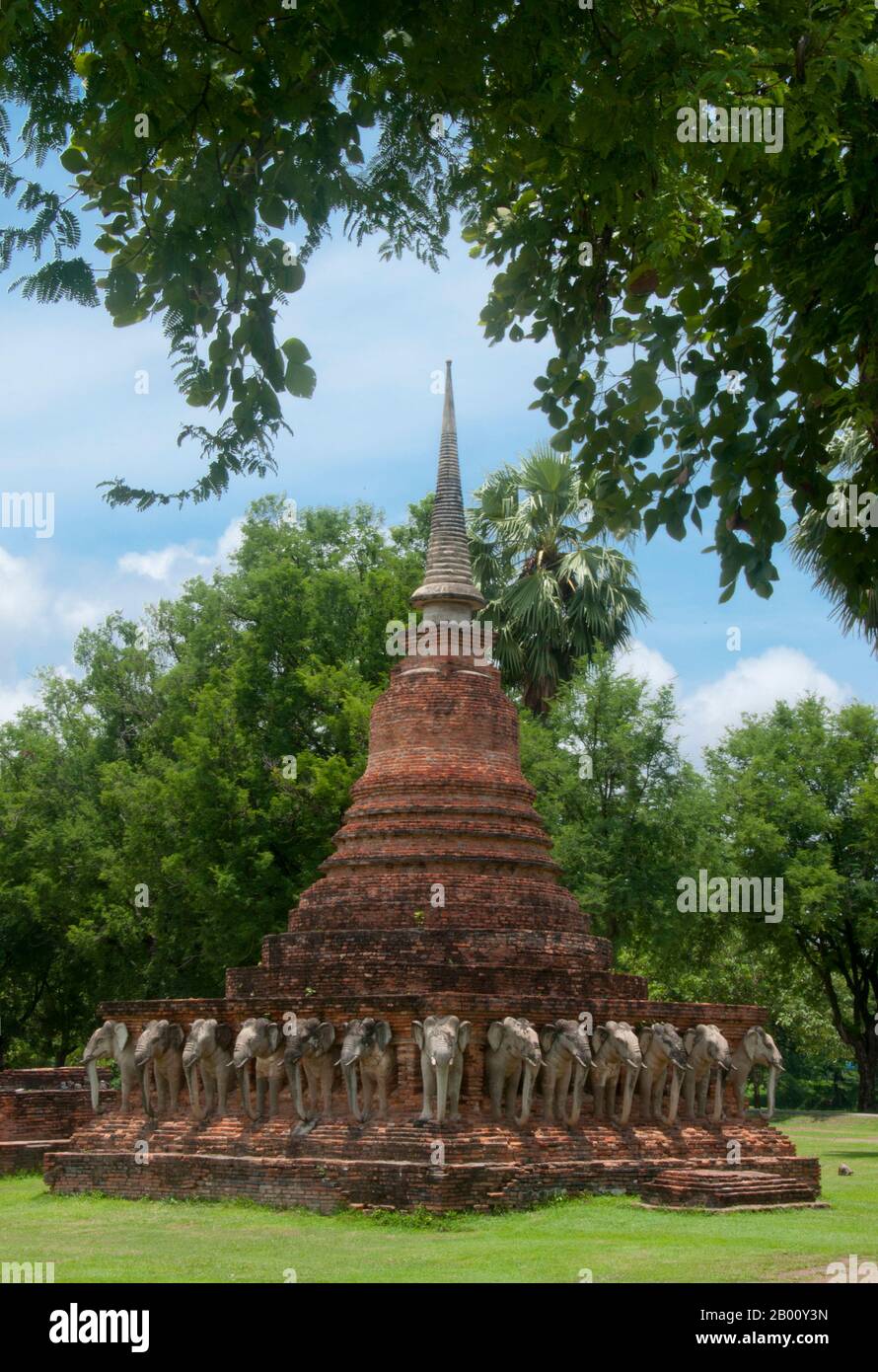 Thailand: Wat Sorasak, Sukhothai Historischer Park. Wat Sorasak wurde im frühen 15. Jahrhundert erbaut und ist bekannt für die 24 Elefanten, die die Basis des Sri Lanka-Stil Chedi umgeben. Sukhothai, was wörtlich "Dawn of Happiness" bedeutet, war die Hauptstadt des Sukhothai-Königreichs und wurde 1238 gegründet. Es war die Hauptstadt des thailändischen Reiches für etwa 140 Jahre. Stockfoto