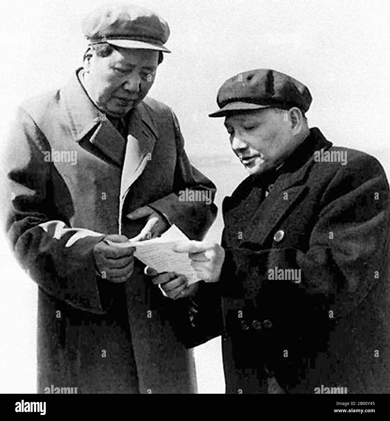 China: Mao Zedong und Deng Xiaoping, Peking, 1959. Mao Zedong, auch als Mao Tse-tung (26. Dezember 1893 – 9. September 1976) transliteriert, war ein chinesischer kommunistischer Revolutionär, Guerilla-Kriegsstratege, Autor, politischer Theoretiker und Führer der chinesischen Revolution. Allgemein als Vorsitzender Mao bezeichnet, war er der Architekt der Volksrepublik China (PRC) seit ihrer Gründung im Jahr 1949 und hielt bis zu seinem Tod im Jahr 1976 die autoritäre Kontrolle über die Nation. Sein theoretischer Beitrag zum Marxismus-Leninismus, einschließlich militärischer Strategien, wird kollektiv als Maoismus bezeichnet. Stockfoto