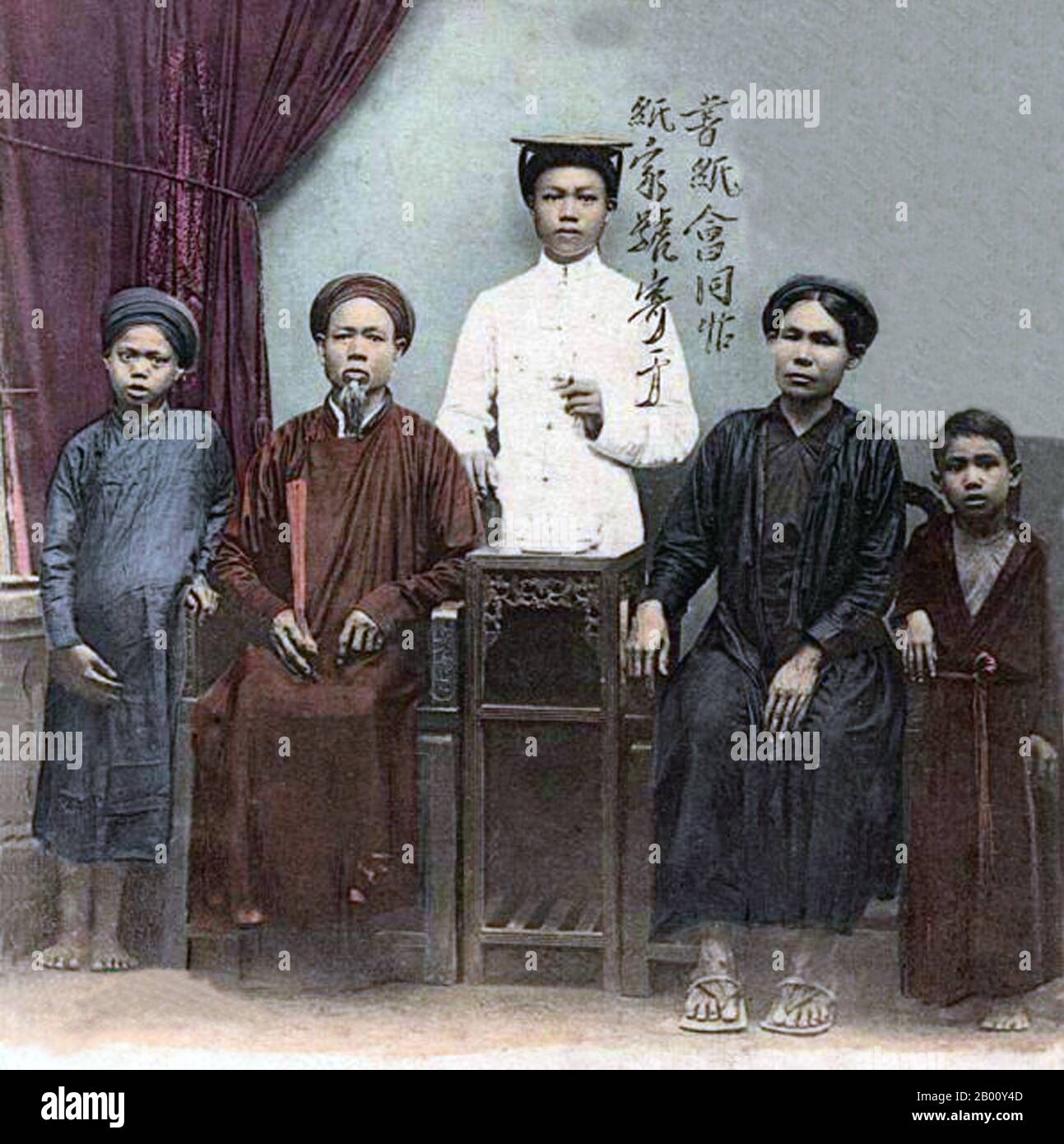 Vietnam: Ein Familienportrait, Tonkin, Ende des 19. Jahrhunderts. Tonkin ist der nördlichste Teil Vietnams, südlich der chinesischen Provinzen Yunnan und Guangxi, östlich des nördlichen Laos und westlich des Golfs von Tonkin. Lokal wird es als Bắc Kỳ bezeichnet, was "Nordregion" bedeutet. Tonkin liegt am fruchtbaren Delta des Roten Flusses und ist reich an Reisproduktion. Seine Hauptstadt war Ha Noi, oder Hanoi, die jetzt Hauptstadt des Vereinigten Vietnam ist. Nachdem die Viet Minh Armee besiegte die Französisch in der Schlacht von Dien Bien Phu (in West-Tonkin) im Jahr 1954, die republik in das, was als Nord-Vietnam bekannt wurde. Stockfoto