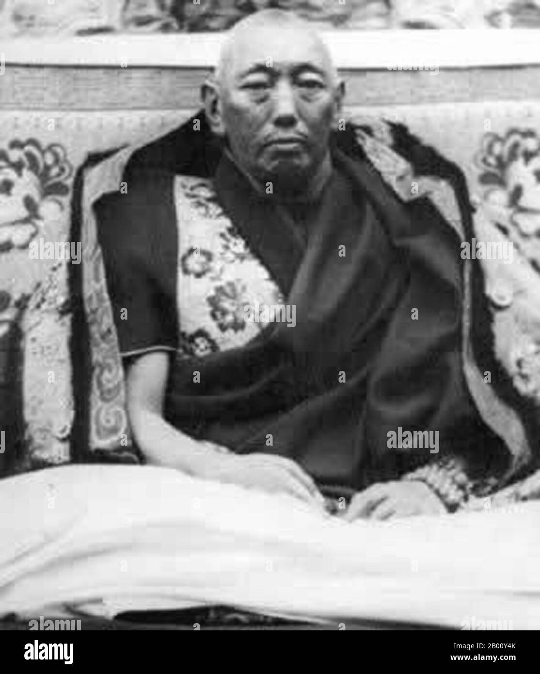 China/Tibet: Thubten Gyatso (thub bstan rgya mtsho; 1876-1933) 13. Dalai Lama von Tibet. Thubten Gyatso war der 13. Dalai Lama von Tibet. 1878 wurde er als Reinkarnation des Dalai Lama anerkannt. Er wurde nach Lhasa eskortiert und vom Panchen Lama, Tenpai Wangchuk, seine Gelübde vor dem Novizen abgelegt und mit dem Namen "Ngawang Lobsang Thupten Gyatso Jigdral Chokley Namgyal" benannt. 1879 wurde er im Potala-Palast inthronisiert, übernahm aber erst 1895, nachdem er seine Mehrheit erreicht hatte, die politische Macht. Thubten Gyatso war ein intelligenter Reformer, der sich als geschickter Politiker erwies. Stockfoto