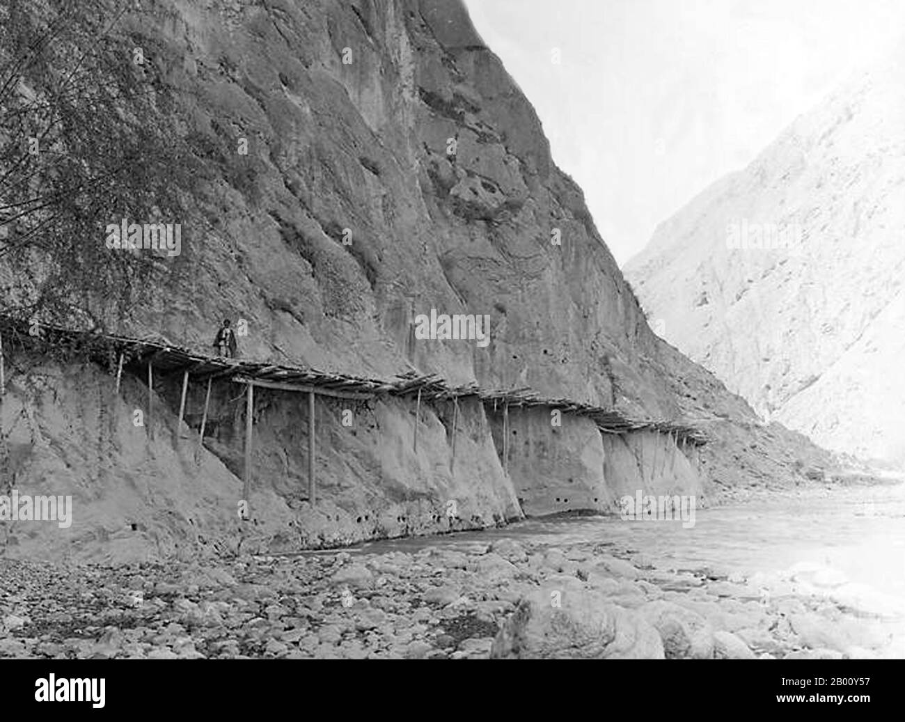 China: Ein inszenierter Trail auf einer Handelsroute entlang der Minchou He, Gansu, c. 1910. Reisen in Gansu, Mongolei, Tibet und Xinjiang war bis vor kurzem extrem gefährlich, mit engen und allgemein unbefestigten Wegen, die Wüste, Berg, Fluss und Steppe durchkreuzen. Stockfoto