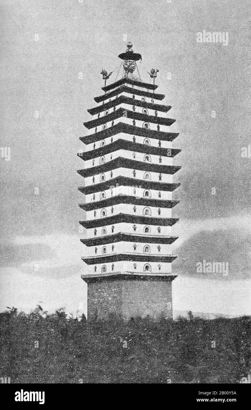 China: Eine Pagode in Kunming, Yunnan. Foto von George Ernest Morrison (1862-1920), c. 1896. Erbaut am Ufer des Dian-Sees und umgeben von Kalksteinbergen, war Kunming eine wichtige alte Handelsroute zwischen Tibet, China und Südostasien. Die Stadt, damals Yunnanfu genannt, litt unter den Händen des Rebellenführers Du Wenxiu, des Sultans von Dali, der die Stadt zwischen 1858 und 1868 mehrmals attackierte und belagerte und die meisten buddhistischen Tempel der Stadt abriss. Stockfoto