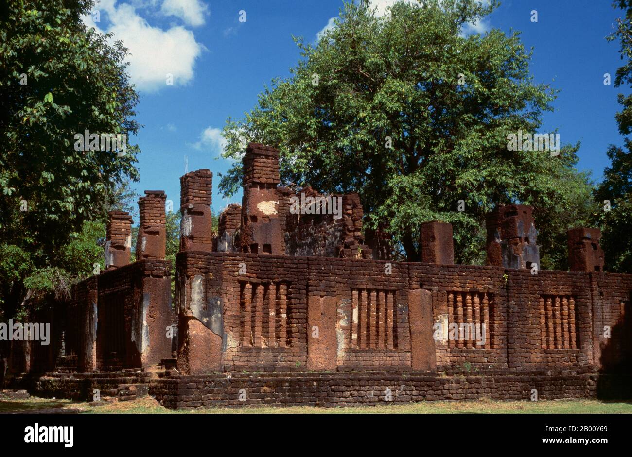 Thailand: Wat Phra Non, Kamphaeng Phet Historical Park. Kamphaeng Phet Historical Park in Zentral-Thailand war einst Teil des Sukhothai Königreiches, das im 13. Und 14. Jahrhundert n. Chr. blühte. Das Sukhothai Königreich war das erste der thailändischen Königreiche. Sukhothai, was wörtlich "Dawn of Happiness" bedeutet, war die Hauptstadt des Sukhothai-Königreichs und wurde 1238 gegründet. Es war die Hauptstadt des thailändischen Reiches für etwa 140 Jahre. Stockfoto