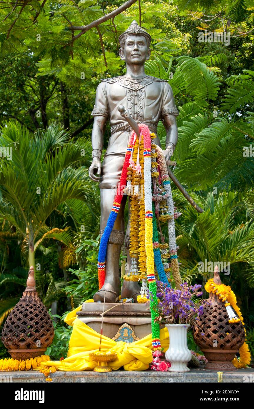 Thailand: Statue von König Mangrai dem Großen, dem Gründer von Chiang Mai, im Wat Phra Singh, Chiang Mai. König Mangrai (1239-1311) war der 25th König von Ngoen Yang (r,1261-1296) und der erste König von Chiang Mai (r,1296-1311), Hauptstadt des Lanna Königreichs (1296-1558). Wat Phra Singh oder, um ihm seinen vollen Namen zu geben, Wat Phra Singh Woramahaviharn, wurde zuerst um 1345 von König Phayu, 5th König der Mangrai Dynastie errichtet. Stockfoto
