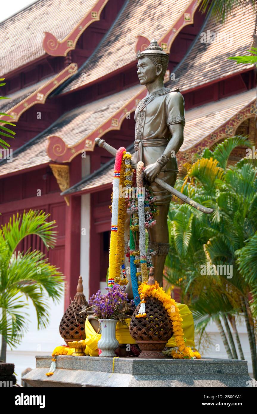 Thailand: Statue von König Mangrai dem Großen, dem Gründer von Chiang Mai, im Wat Phra Singh, Chiang Mai. König Mangrai (1239-1311) war der 25th König von Ngoen Yang (r,1261-1296) und der erste König von Chiang Mai (r,1296-1311), Hauptstadt des Lanna Königreichs (1296-1558). Wat Phra Singh oder, um ihm seinen vollen Namen zu geben, Wat Phra Singh Woramahaviharn, wurde zuerst um 1345 von König Phayu, 5th König der Mangrai Dynastie errichtet. Stockfoto