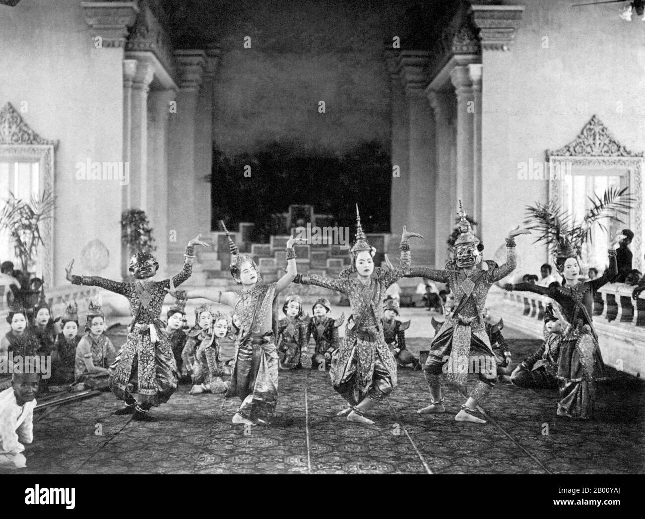 Kambodscha: Ein Foto von einer Probe des Khmer Royal Ballet im Chanchay Pavilion in Phnom Penh aus dem Jahr 1929. Khmer klassischer Tanz ist eine traditionelle Form des Tanzes in Kambodscha, die viele Ähnlichkeiten mit klassischen Tänzen von Thailand und Laos teilt. Die kambodschanische Form ist unter verschiedenen Namen in Englisch bekannt, wie Khmer Royal Ballet und Cambodian Court Dance. Als hoch stilisierte Kunstform, die hauptsächlich von Frauen gespielt wurde, beschränkte sich der klassische Khmer-Tanz während der französischen Protektoratära hauptsächlich auf die Höfe königlicher Paläste, die von den Konkubinen, Verwandten und Begleitern aufgeführt wurden. Stockfoto