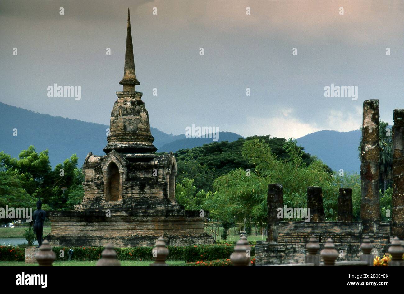 Thailand: Monsunwolken über Wat Sa Si, Sukhothai Historischer Park. Sukhothai, was wörtlich "Dawn of Happiness" bedeutet, war die Hauptstadt des Sukhothai-Königreichs und wurde 1238 gegründet. Es war die Hauptstadt des thailändischen Reiches für etwa 140 Jahre. Stockfoto