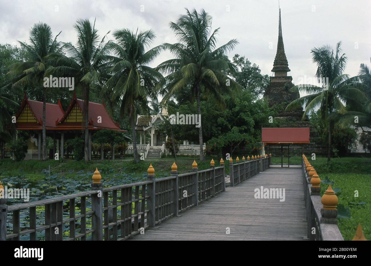Thailand: Wat Trapang Thong Luang, Sukhothai Historischer Park. Sukhothai, was wörtlich "Dawn of Happiness" bedeutet, war die Hauptstadt des Sukhothai-Königreichs und wurde 1238 gegründet. Es war die Hauptstadt des thailändischen Reiches für etwa 140 Jahre. Stockfoto
