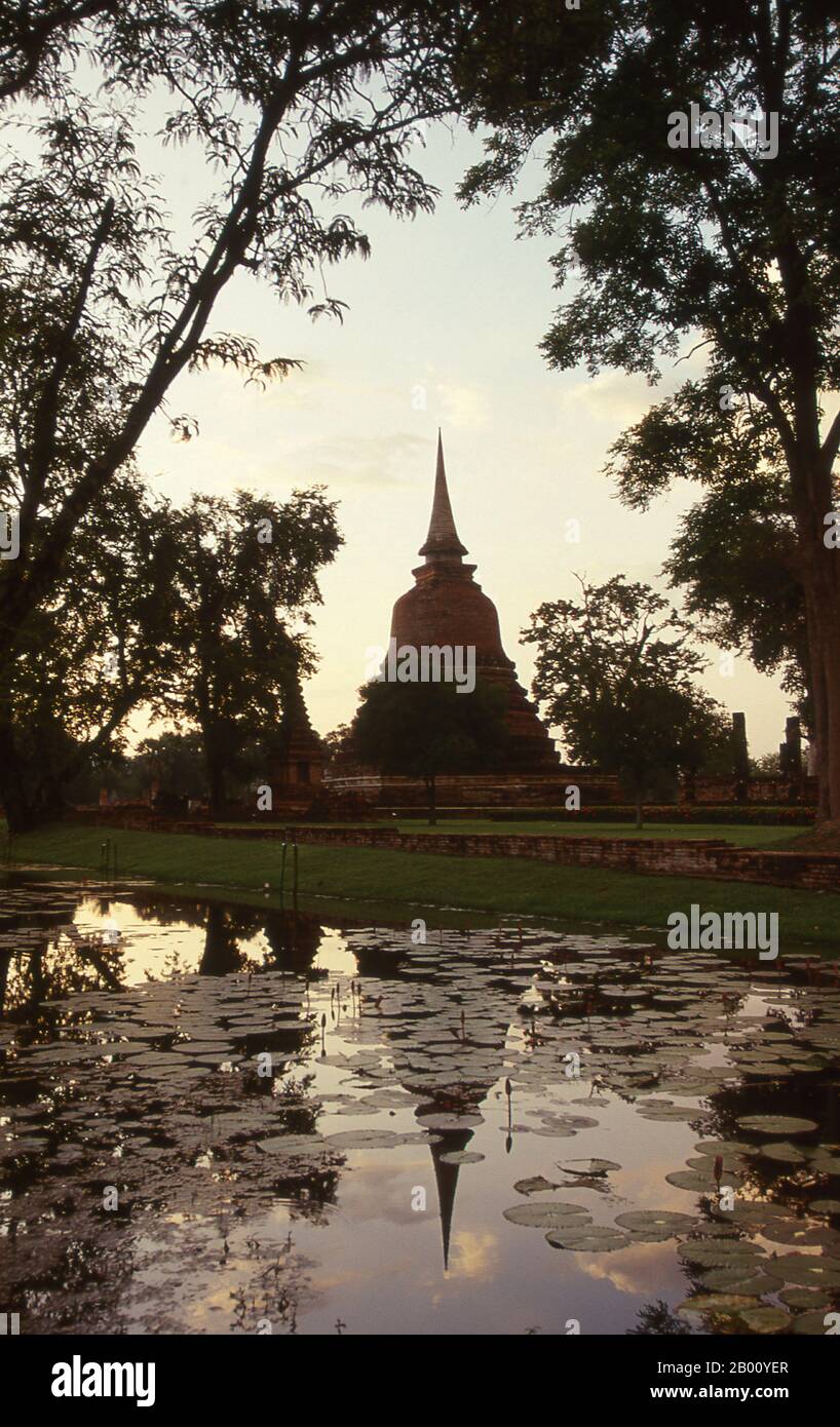 Thailand: Die Sonne geht über dem Sukhothai Historical Park unter. Sukhothai, was wörtlich "Dawn of Happiness" bedeutet, war die Hauptstadt des Sukhothai-Königreichs und wurde 1238 gegründet. Es war die Hauptstadt des thailändischen Reiches für etwa 140 Jahre. Stockfoto