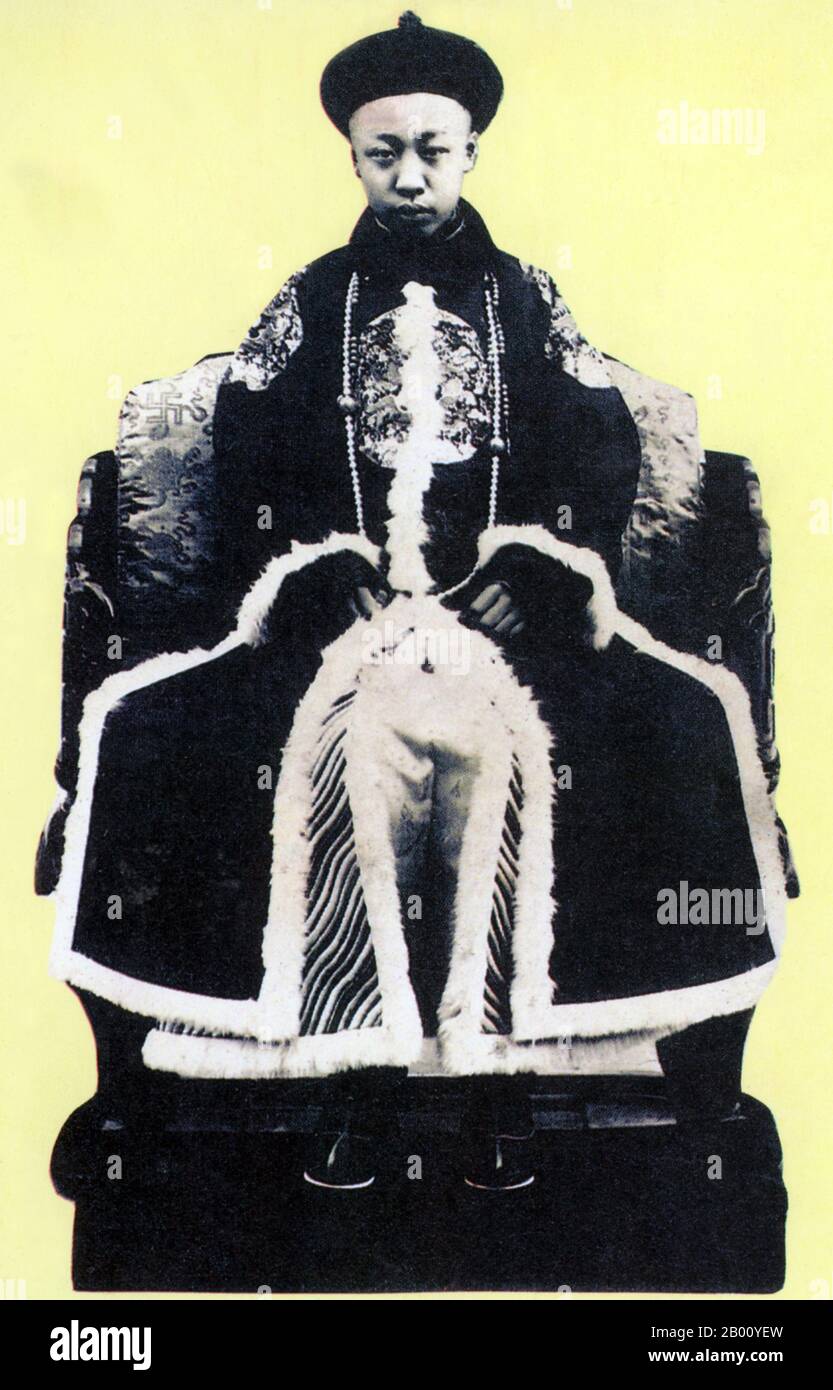 China: Kaiser Puyi (1906-1967), der letzte Kaiser von China, Anfang des 20th. Jahrhunderts. Aisin-Gioro Pu Yi (7. Februar 1906 – 17. Oktober 1967), aus der Manchu Aisin Gioro herrschenden Familie, war der letzte Kaiser von China. Er regierte in zwei Perioden zwischen 1908 und 1917, zuerst als Xuantong Kaiser von 1908 bis 1912 und nominell als nicht-regierende Marionettenkaiser für zwölf Tage im Jahr 1917. Er war das zwölfte und letzte Mitglied der Qing Dynastie, das über China regieren sollte. Stockfoto