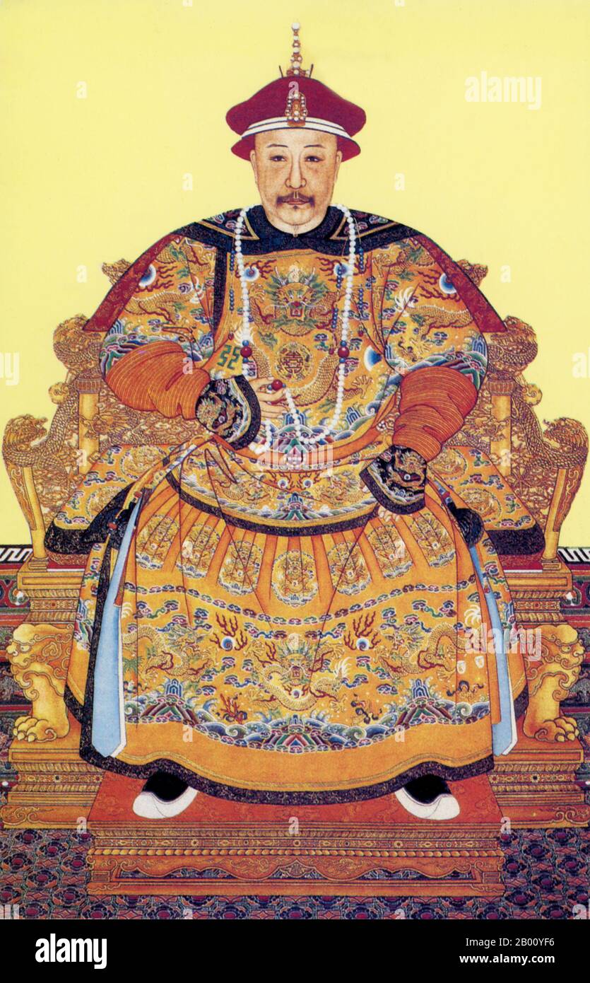 China: Kaiser Jiaqing (1760 - 1820), Geburtsname Yongyan und Tempelname Renzong. Hängende Schriftrolle Malerei, 19th Jahrhundert. Der Jiaqing-Kaiser (13. November 1760 – 2. September 1820) war der sechste Kaiser der mandschu-geführten Qing-Dynastie und der fünfte Qing-Kaiser, der von 1796 bis 1820 über China regierte. Sohn des berühmten Qianlong-Kaisers, wird er für seine Verfolgung von Heshen, dem korrupten Favoriten von Qianlong, sowie für Versuche, den Staat wiederherzustellen und den Schmuggel von Opium in China einzudämmen, in Erinnerung behalten. Stockfoto