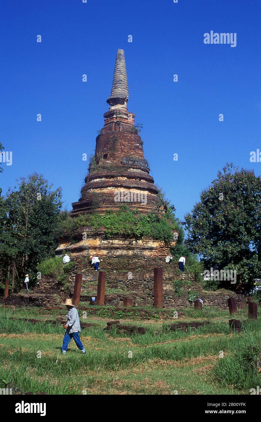 Thailand: Wat Phra That, Kamphaeng Phet Historical Park. Kamphaeng Phet Historical Park in Zentral-Thailand war einst Teil des Sukhothai-Königreichs, das im 13th. Und 14th. Jahrhundert n. Chr. blühte. Das Sukhothai Königreich war das erste der thailändischen Königreiche. Sukhothai, was wörtlich "Dawn of Happiness" bedeutet, war die Hauptstadt des Sukhothai-Königreichs und wurde 1238 gegründet. Es war die Hauptstadt des thailändischen Reiches für etwa 140 Jahre. Stockfoto