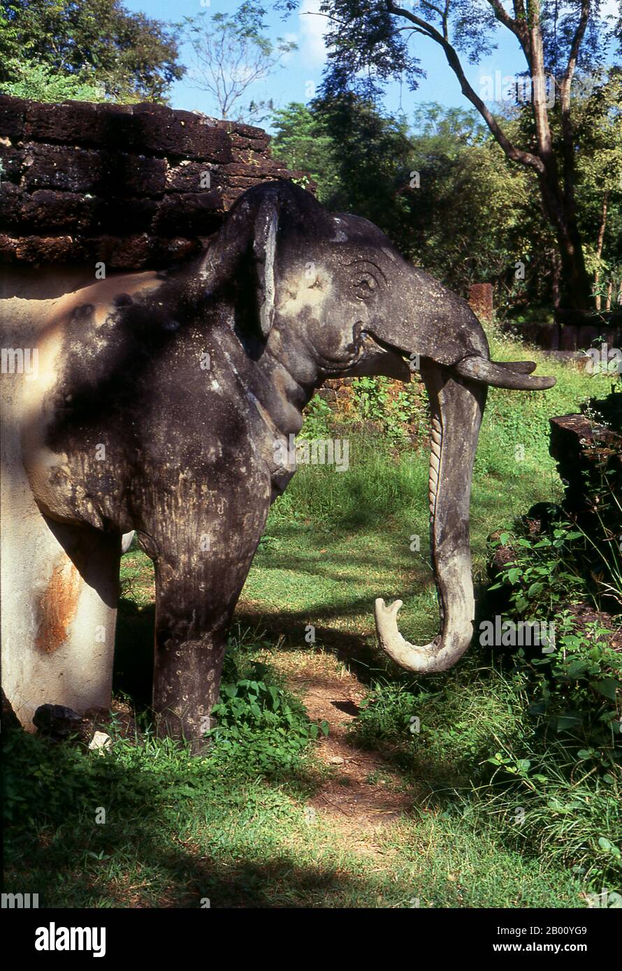 Thailand: Elefant schmückt die Ecke des Hauptchedi im Wat Phra Kaew, Kamphaeng Phet Historical Park. Kamphaeng Phet Historical Park in Zentral-Thailand war einst Teil des Sukhothai-Königreichs, das im 13th. Und 14th. Jahrhundert n. Chr. blühte. Das Sukhothai Königreich war das erste der thailändischen Königreiche. Sukhothai, was wörtlich "Dawn of Happiness" bedeutet, war die Hauptstadt des Sukhothai-Königreichs und wurde 1238 gegründet. Es war die Hauptstadt des thailändischen Reiches für etwa 140 Jahre. Stockfoto