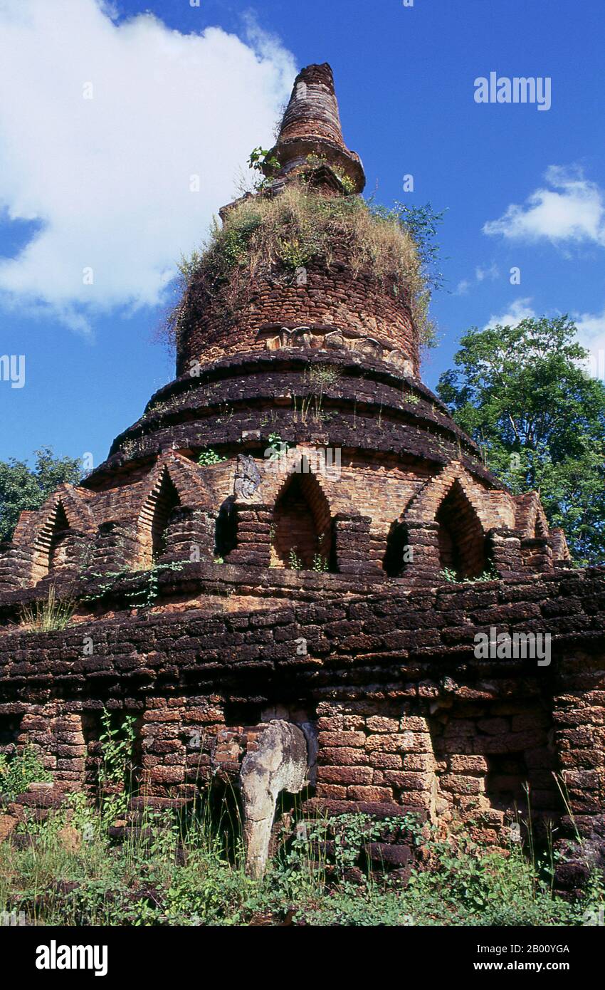 Thailand: Hauptchedi im Wat Phra Kaew, Kamphaeng Phet Historical Park. Kamphaeng Phet Historical Park in Zentral-Thailand war einst Teil des Sukhothai-Königreichs, das im 13th. Und 14th. Jahrhundert n. Chr. blühte. Das Sukhothai Königreich war das erste der thailändischen Königreiche. Sukhothai, was wörtlich "Dawn of Happiness" bedeutet, war die Hauptstadt des Sukhothai-Königreichs und wurde 1238 gegründet. Es war die Hauptstadt des thailändischen Reiches für etwa 140 Jahre. Stockfoto