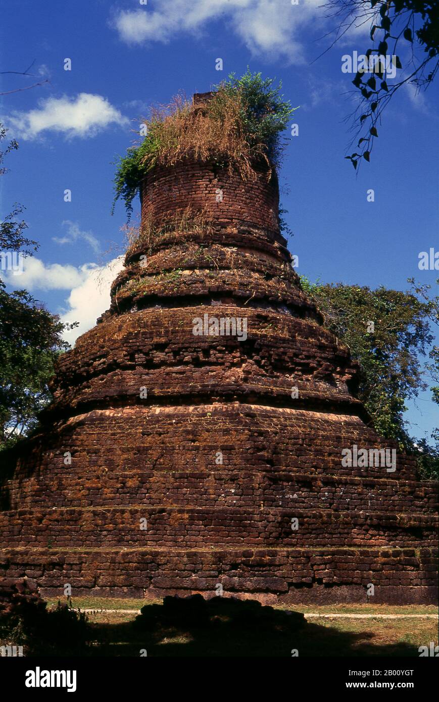 Thailand: Chedi, Wat Phra Non, Kamphaeng Phet Historical Park. Kamphaeng Phet Historical Park in Zentral-Thailand war einst Teil des Sukhothai-Königreichs, das im 13th. Und 14th. Jahrhundert n. Chr. blühte. Das Sukhothai Königreich war das erste der thailändischen Königreiche. Sukhothai, was wörtlich "Dawn of Happiness" bedeutet, war die Hauptstadt des Sukhothai-Königreichs und wurde 1238 gegründet. Es war die Hauptstadt des thailändischen Reiches für etwa 140 Jahre. Stockfoto