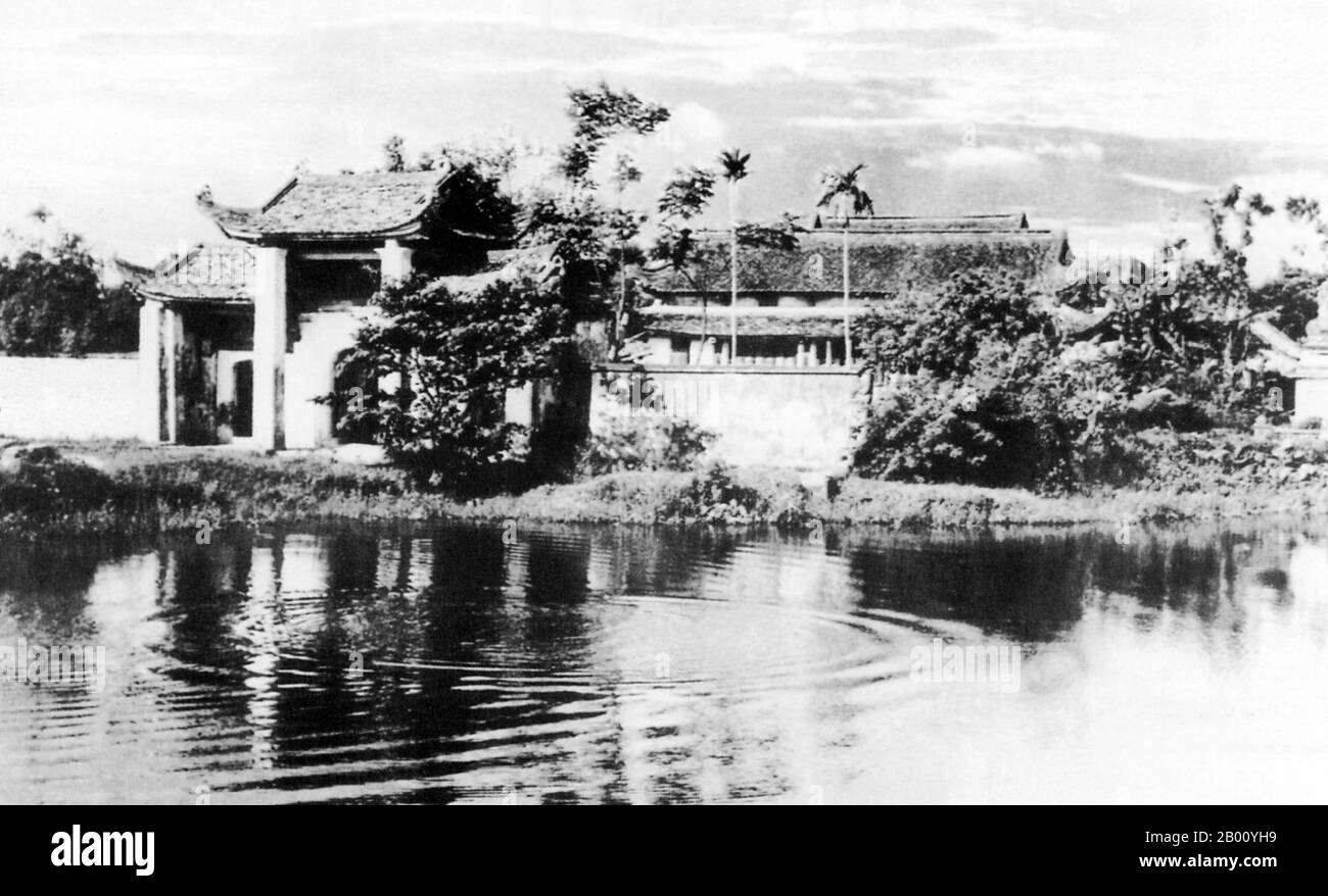 Vietnam: Kim Lien Pagode (auch bekannt als Nghi Tam), Hanoi (Anfang des 20th. Jahrhunderts). Kim Lien Tempel, oder Cao Son Tempel, ist einer der "vier Schutztempel" des alten Thang Long. Es wurde 1509 n. Chr. während der Ly-Dynastie zu Ehren von Cao Son Dai Vuong (Saint Cao Son), einem der fünfzig Söhne von Lạc Long Quan, erbaut und befindet sich in Kim Lien ward im Dong Da District, Hanoi. Stockfoto