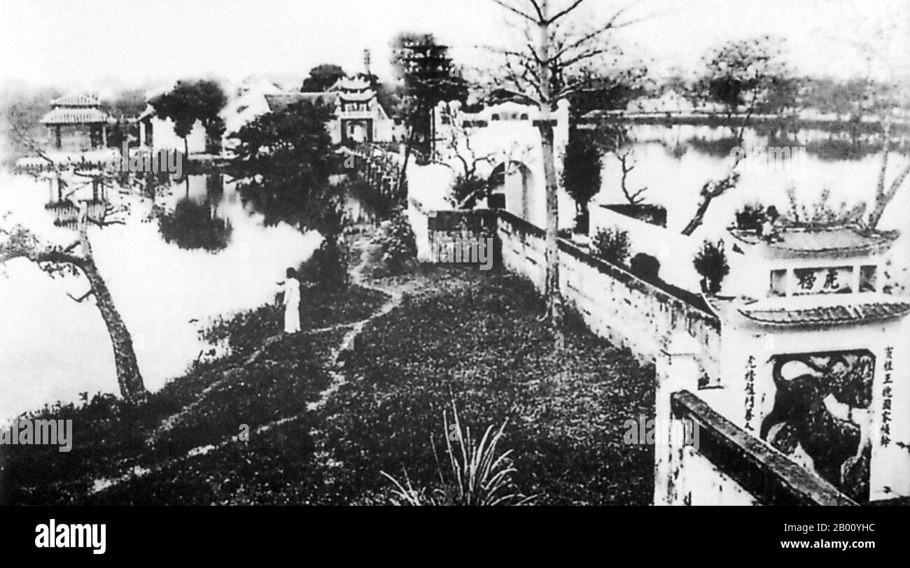 Vietnam: Die Huc-Brücke und der Ngoc-Son-Tempel, Hanoi (Anfang des 20th. Jahrhunderts). Die hölzerne, rot bemalte Huc Bridge, was "Morning Sunlight Bridge" bedeutet, verbindet Jade Island mit dem Ufer über den Hoan Kiem See, der im historischen Zentrum von Hanoi liegt. Ngoc Son Tempel (Jade Mountain Tempel) steht auf der Insel. Es wurde im 18th. Jahrhundert errichtet, um den 13th-Jahrhundert-Militärführer Trang Hung Dao zu ehren, der sich im Kampf gegen Kublai Khans Yuan-Dynastie auszeichnete. Stockfoto
