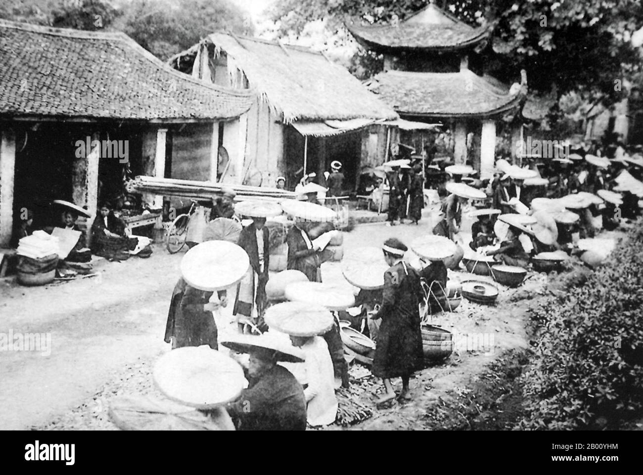 Vietnam: Ein Markt am Rande von Hanoi (Anfang 20th Jahrhundert). Hanoi ist die Hauptstadt und zweitgrößte Stadt in Vietnam. Von 1010 bis 1802 war es das wichtigste politische Zentrum des Landes, wurde aber von Hue während der Nguyen-Dynastie als Hauptstadt Vietnams in den Schatten gestellt. Hanoi war von 1902 bis 1954 die Hauptstadt der französischen Indochina und von 1954 bis 1976 die Hauptstadt Nordvietnams. Stockfoto