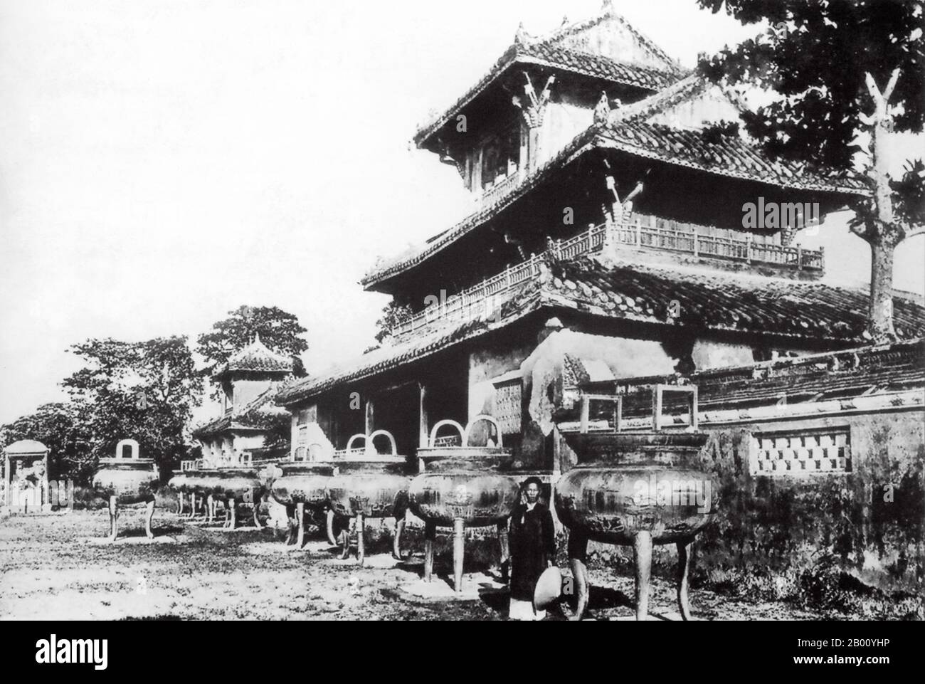 Vietnam: Bronzegurnen der GIA Long Dynasty (neun dynastische Urnen) vor Hien Lam, Hue (Anfang des 20th. Jahrhunderts). Hien Lam ist ein Denkmal, das zur Erinnerung an die Nguyen-Dynastie in der Zitadelle von Hue errichtet wurde. Es wurde 1821-2 während der Herrschaft von Kaiser Minh Mang (1791-1841) gebaut. Der Schrein ist 17m hoch und damit das höchste Bauwerk in der Zitadelle. Stockfoto