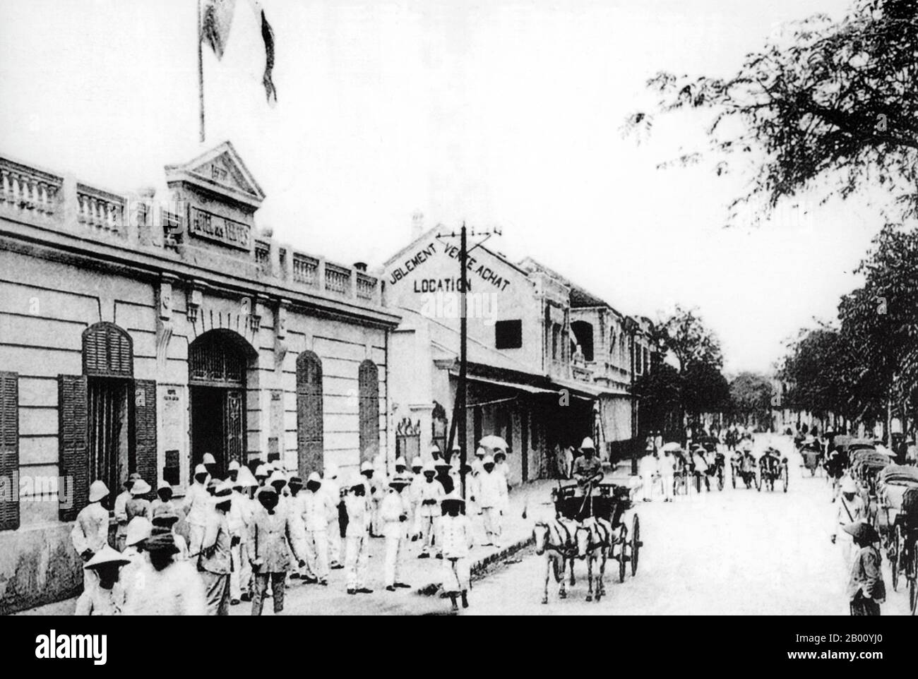 Vietnam: Hang Trong oder Drum Street, Hanoi (Anfang 20th Jahrhundert). Die Altstadt, in der Nähe des Hoan Kiem Sees, bestand Anfang des 20th. Jahrhunderts nur aus etwa 36 Straßen. Jede Straße hatte dann Händler und Haushalte, die auf einen bestimmten Handel spezialisiert waren, wie Seidenhändler, Schmuck, Silberschmiede, etc. Die meisten Straßennamen in Hanois Altstadt beginnen "hängen", was "Hop" oder "Händler" bedeutet. Die Namen stehen noch heute und die Gegend ist beliebt für Handel und Waren sowie Nachtleben. Stockfoto