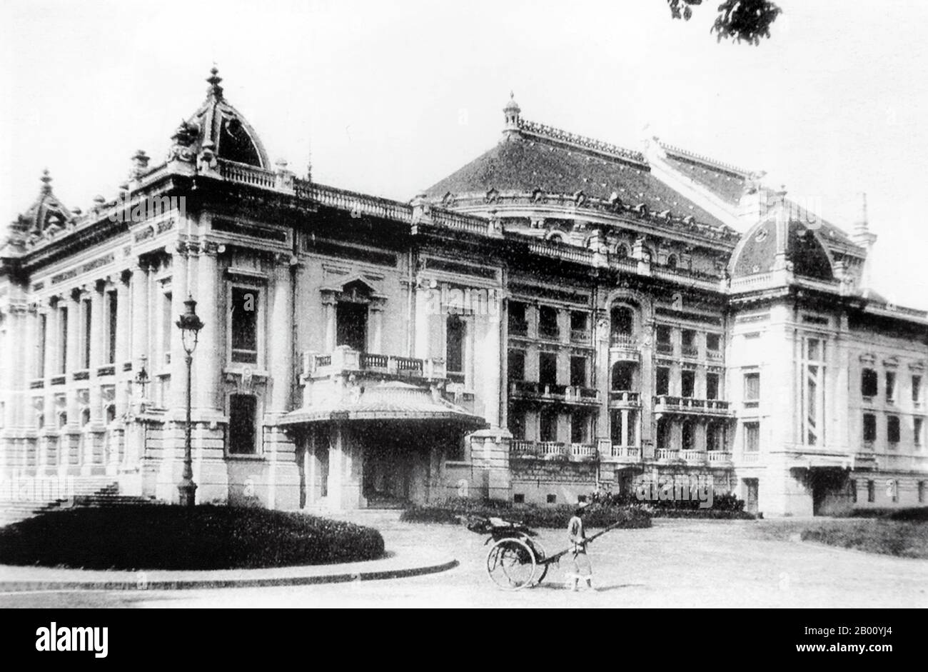 Vietnam: Hanoi Opera House (Anfang 20th Jahrhundert). Das zwischen 1901 und 1911 von französischen Kolonisten errichtete Opernhaus von Hanoi gilt als typisches französisches Kolonialbaudenkmal in Vietnam. Es handelt sich um eine kleine Nachbildung des Palais Garnier, des älteren der beiden Pariser Opernhäuser. Stockfoto