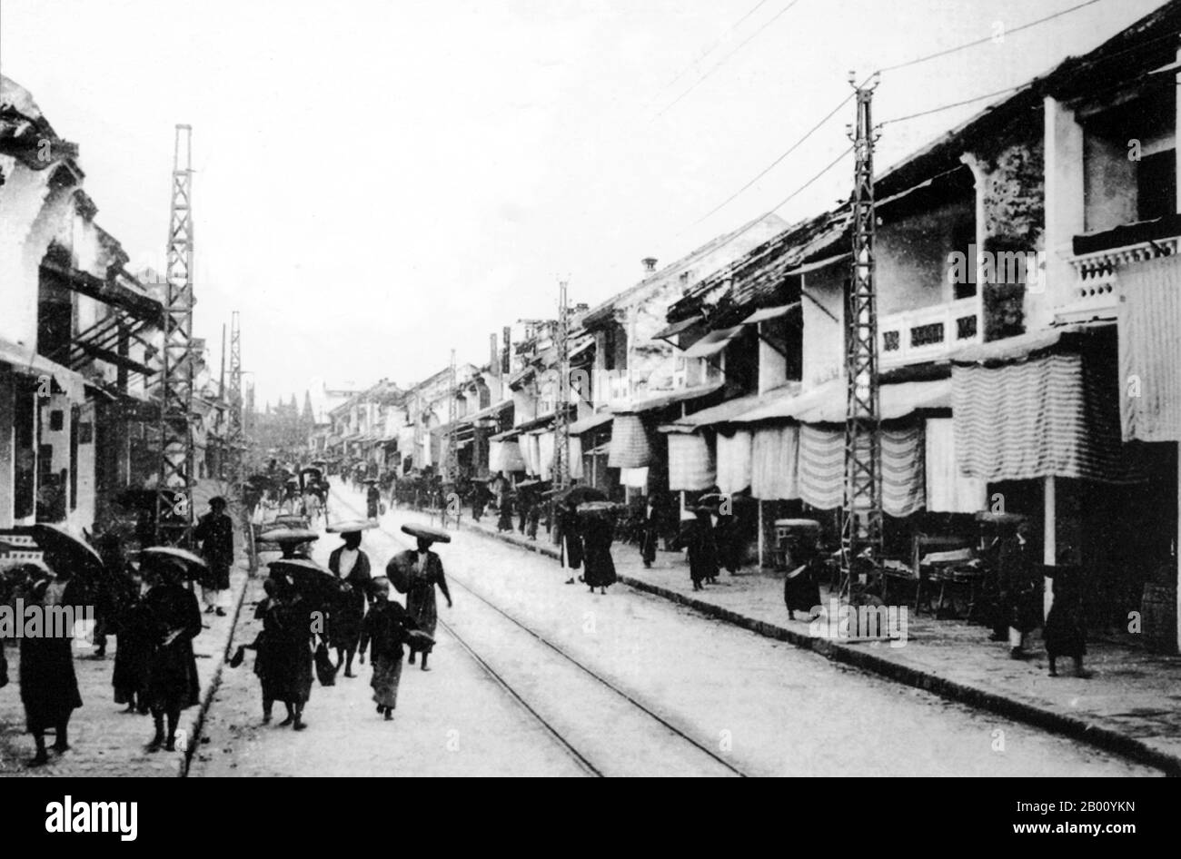 Vietnam: Hang Duong oder Sugar Street, Altstadt, Hanoi (Anfang 20th Jahrhundert). Die Altstadt, in der Nähe des Hoan Kiem Sees, bestand Anfang des 20th. Jahrhunderts nur aus etwa 36 Straßen. Jede Straße hatte dann Händler und Haushalte, die auf einen bestimmten Handel spezialisiert waren, wie Seidenhändler, Schmuck, Silberschmiede, etc. Die meisten Straßennamen in Hanois Altstadt beginnen "hängen", was "Hop" oder "Händler" bedeutet. Die Namen stehen noch heute und die Gegend ist beliebt für Handel und Waren sowie Nachtleben. Stockfoto