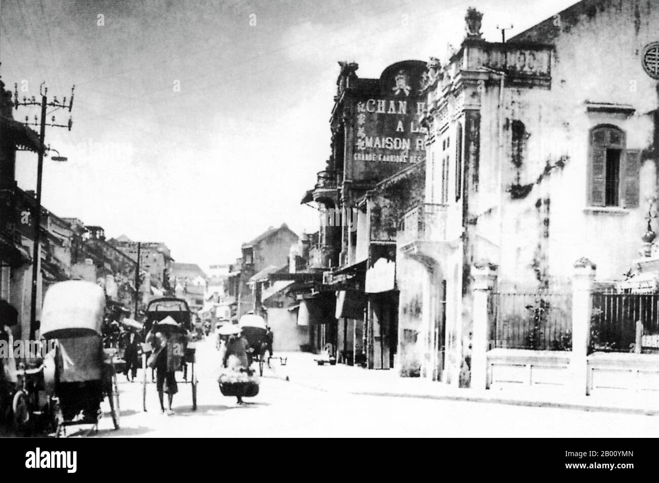 Vietnam: Hang Bac or Silver Street, Old Quarter, Hanoi, 1920. Die meisten Straßennamen in Hanois Altstadt beginnen mit "Hang", was "Hop" oder "verzaubert" bedeutet. „BAC“ bedeutet „silver“. Diese Straße stammt aus dem 13th. Jahrhundert, aber es war während der Herrschaft von Le Thanh Tong (1469-1497), dass Silberschmiede und Goldschmiede hier Shop eingerichtet. Im 18th. Jahrhundert zogen Geldwechsler und Schmuckhersteller ein. Während der französischen Herrschaft wurde es 'Exchange Street' genannt. Stockfoto