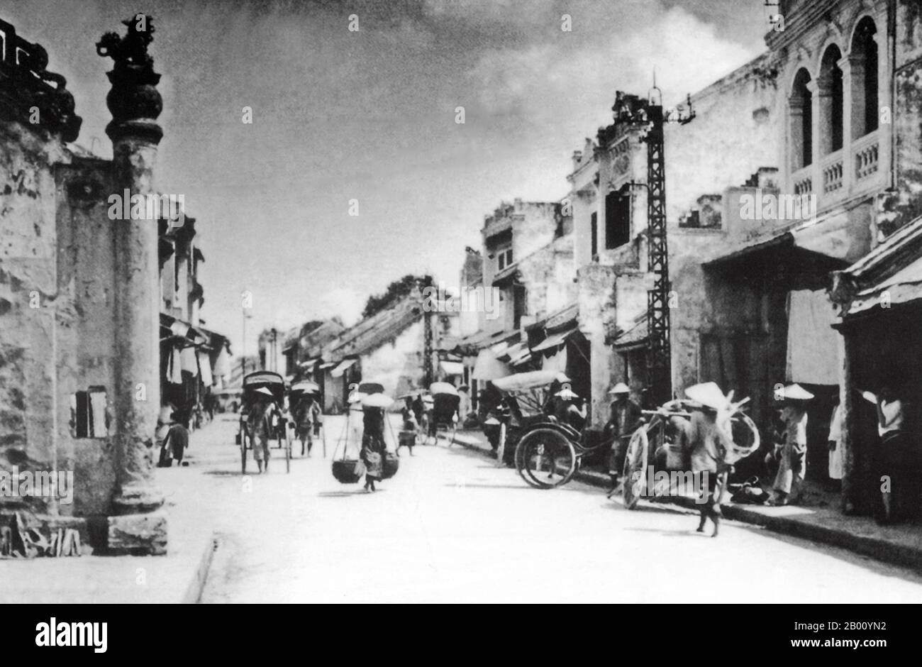 Vietnam: Pho Hang Bac oder Silver Street, Old Quarter, Hanoi, 1920. Die meisten Straßennamen in Hanois Altstadt beginnen "hängen", was "hüpfen" oder "verzaubern" bedeutet. „BAC“ bedeutet „silver“. Diese Straße stammt aus dem 13th. Jahrhundert, aber es war während der Herrschaft von Le Thanh Tong (1469-97), dass Silberschmiede und Goldschmiede hier Shop eingerichtet. Im 18th. Jahrhundert zogen Geldwechsler und Schmuckhersteller ein. Während der französischen Herrschaft wurde es 'Exchange Street' genannt. Stockfoto