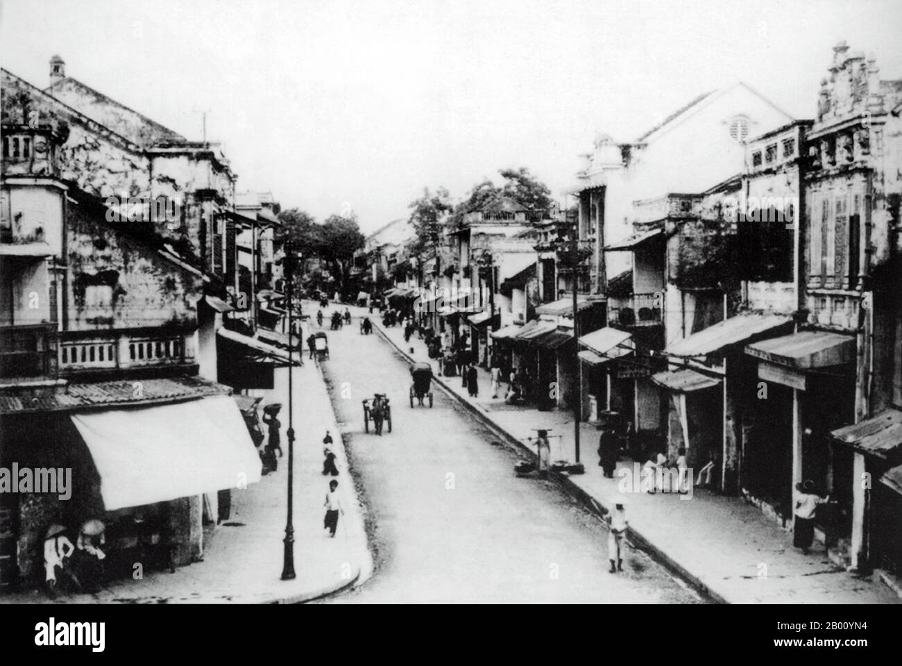 Vietnam: Hang Hom oder Holzkisten Straße, Altstadt, Hanoi (Anfang 20th Jahrhundert). Die Altstadt, in der Nähe des Hoan Kiem Sees, bestand Anfang des 20th. Jahrhunderts nur aus etwa 36 Straßen. Jede Straße hatte dann Händler und Haushalte, die auf einen bestimmten Handel spezialisiert waren, wie Seidenhändler, Schmuck, Silberschmiede, etc. Die meisten Straßennamen in Hanois Altstadt beginnen "hängen", was "Hop" oder "Händler" bedeutet. Die Namen stehen noch heute und die Gegend ist beliebt für Handel und Waren sowie Nachtleben. Stockfoto