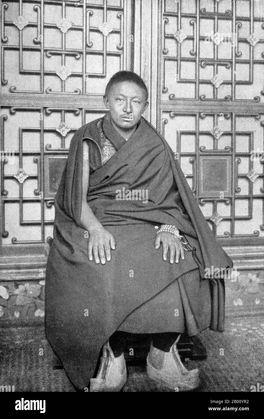 China/Tibet: Thubten Chokyi Nyima, der Panchen Lama von 9th (1883–1937). Foto von Sven Hedin (1865-1952), 1907. Der Panchen Lama ist der höchste Lama nach dem Dalai Lama in der Gelugpa (DGE-lugs-pa) Sekte des tibetischen Buddhismus (die Sekte, die Westtibet vom 16th. Jahrhundert bis zur Einführung der chinesischen Souveränität im Jahr 1951 kontrollierte). Die aufeinander folgenden Panchen Lamas bilden eine Tulku Reinkarnationslinie, die angeblich die Inkarnationen von Amitabha Buddha sind. Der Name, was "großer Gelehrter" bedeutet, ist eine tibetische Kontraktion des Sanskrit pandita (Gelehrter) und des tibetischen Chenpo (groß). Stockfoto