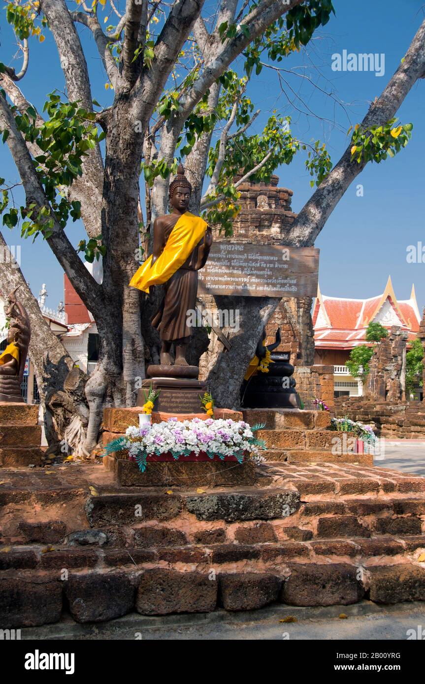 Thailand: Stehender Buddha in der Nähe der Khmer Schreine, Wat Kamphaeng Laeng, Phetchaburi. Wat Kamphaeng Laeng war ursprünglich ein 12th Jahrhundert Khmer Hindu Ort der Anbetung, später zu einem buddhistischen Tempel. Phetchaburi markierte wahrscheinlich auch die südlichste Ausdehnung des Khmer-Reiches. Stockfoto