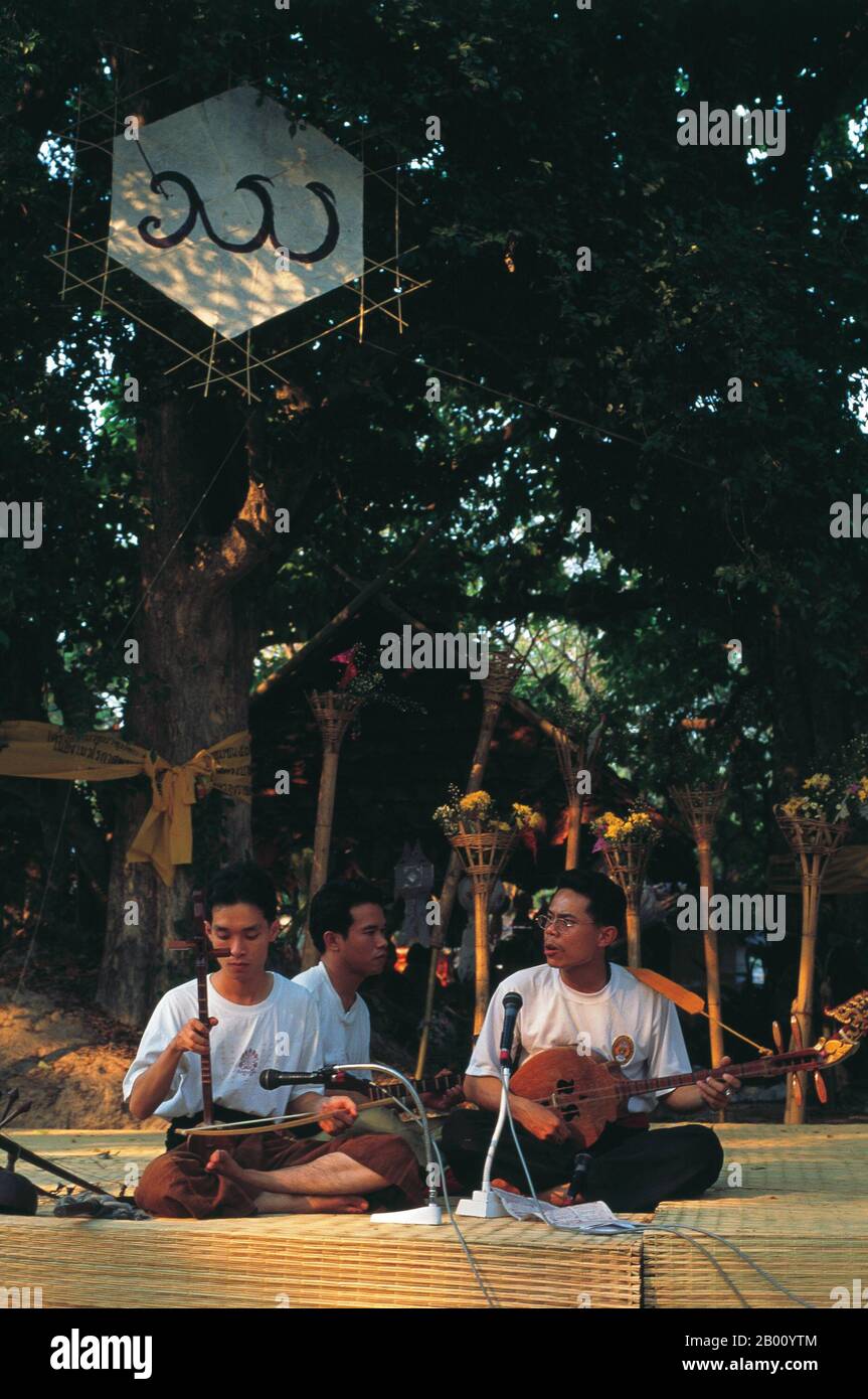 Thailand: Ein traditionelles nordthailändisches Musiktrio mit zwei Sueng und einer Säge. Die Sueng ist eine gerupfte Laute aus der nördlichen Region Thailands. Das Instrument besteht aus Hartholz und seine Saiten (vier oder sechs) sind meistens aus Stahldraht. Die Säge ist ein thailändisches Streichinstrument, der Körper wird oft aus einer Kokosnuss hergestellt. Stockfoto