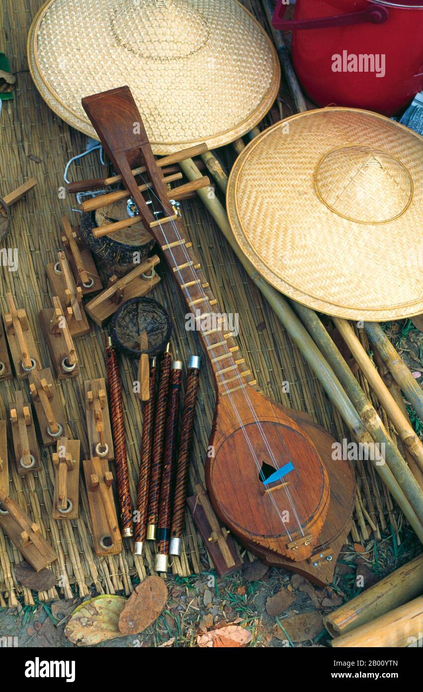 Thailand: Die Sueng, ein traditionelles nordthailändisches Musikinstrument. Die Sueng ist Teil eines nordthailändischen traditionellen Ensembles namens salo-so (Saw)-sueng Ensemble, zusammen mit der salo (3-saitige Spike Fiddle) und pi so (freie Schilfpipe). Es ist eine gerupfte Laute aus der nördlichen Region Thailands. Das Instrument besteht aus Hartholz und seine Saiten (vier oder sechs) sind meistens aus Stahldraht. Stockfoto