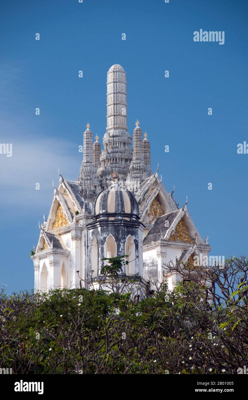 Thailand: Palastkomplex, Khao Wang und Phra Nakhon Khiri Historical Park, Phetchaburi. Phra Nakhon Khiri ist ein historischer Park auf einem Hügel mit Blick auf Phetchaburi Stadt. Der Name Phra Nakhon Khiri bedeutet Hügel der Heiligen Stadt, aber die Einheimischen kennen ihn besser als Khao Wang, was bedeutet Hügel mit Palast. Der ganze Komplex wurde als Sommerpalast von König Mongkut gebaut, die Bauarbeiten wurden 1860 abgeschlossen. Stockfoto