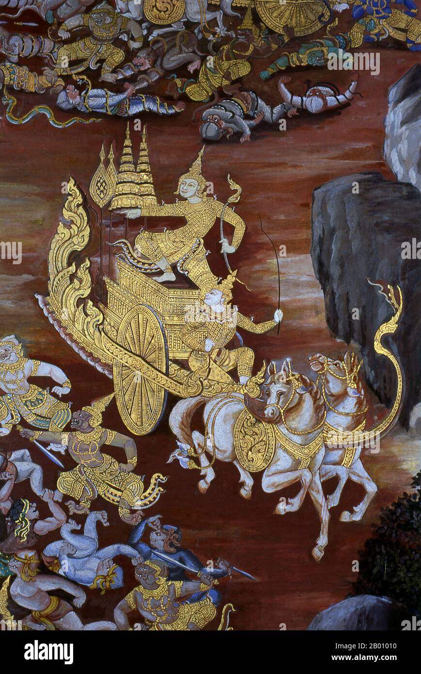 Thailand: Ramas Wagen, Ramakien (Ramayana) Wandmalereien, Wat Phra Kaeo (Tempel des Smaragd-Buddha), Bangkok. Das Ramayana ist eine Geschichte so alt wie die Zeit und - zumindest auf dem indischen Subkontinent und in weiten Teilen Südostasiens - von unvergleichlicher Popularität. Vor mehr als zweitausend dreihundert Jahren setzte sich der Gelehrte-Dichter Valmiki zusammen, um sein endgültiges Epos von Liebe und Krieg zu schreiben. Das Ramakien ist die thailändische Version dieses Epos und hat einen wichtigen Einfluss auf Thai Literatur, Kunst und Drama. Es gilt als das National Epic von Thailand. Stockfoto