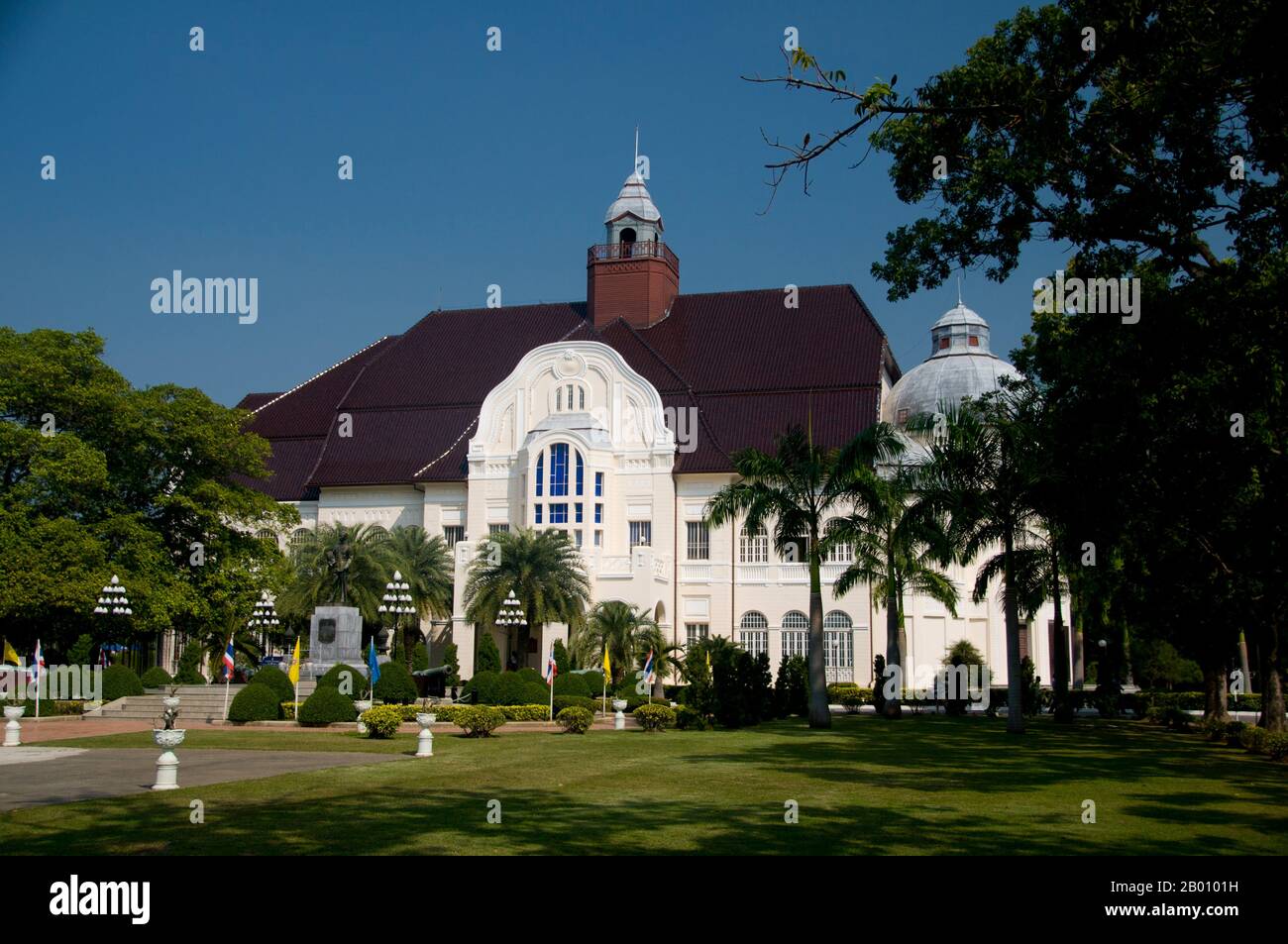 Thailand: Phra Ratchawang Ban Peun, Phetchaburi. Phra Ratchawang Ban Peun ist ein Palast aus dem frühen 20th. Jahrhundert – eine wirklich großartige Villa im europäischen Stil – und wurde auf Befehl von König Chulalongkorn (Rama V) ab 1910 erbaut, aber erst 1916, etwa sechs Jahre nach seinem Tod, fertiggestellt. Stockfoto