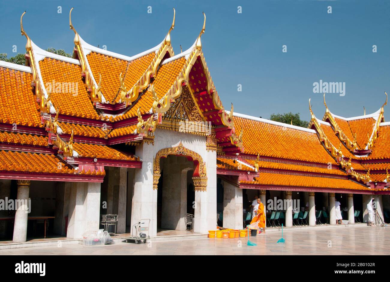 Thailand: Zentralkloster mit Buddhas, Wat Benchamabophit, Bangkok. Der vollständige Name des Tempels ist Wat Benchamabophit Dusitvanaram. Es ist auch als der Marmortempel bekannt. Der Bau des Tempels begann im Jahr 1899 auf Wunsch von König Chulalongkorn nach dem Bau seines Palastes in der Nähe. Der Name des Tempels bedeutet wörtlich den Tempel des fünften Königs in der Nähe Dusit Palace. Es wurde von Prinz Naris, einem Halbbruder des Königs, entworfen und ist aus italienischem Marmor gebaut. Stockfoto