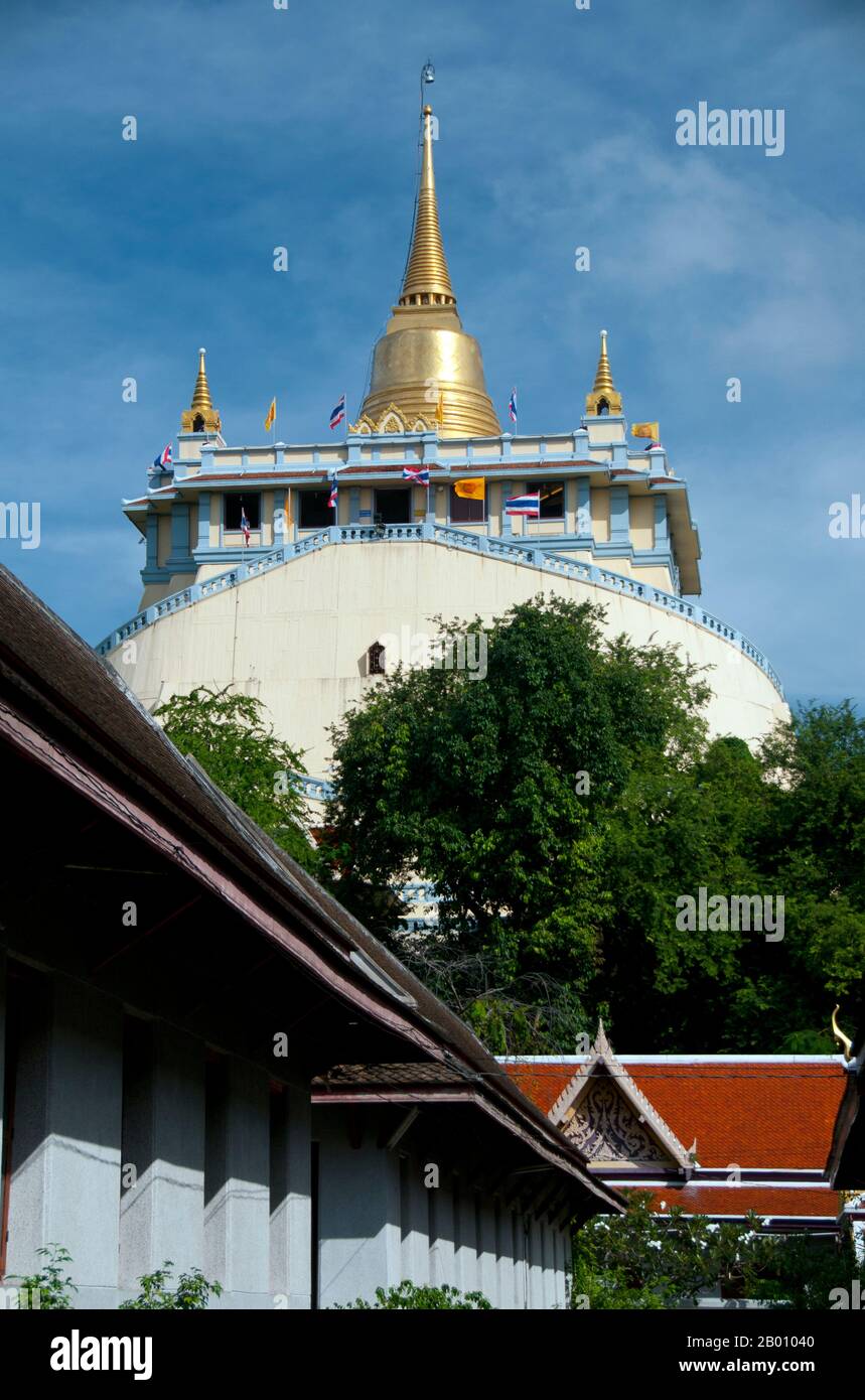 Thailand: Wat Saket und der Goldene Berg, Bangkok. Wat Saket Ratcha Wora Maha Wihan (gewöhnlich Wat Saket) stammt aus der Ayutthaya-Ära, als er Wat Sakae genannt wurde. König Rama I (1736 - 1809) oder Buddha Yodfa Chulaloke hat den Tempel renoviert und ihn in Wat Saket umbenannt. Der Goldene Berg (Phu Khao Thong) ist ein steiler Hügel innerhalb des Wat Saket-Geländes. Es handelt sich nicht um einen natürlichen Aufschluss, sondern um einen künstlichen Hügel, der unter der Herrschaft von Rama III (1787 - 1851) oder König Jessadabodindra errichtet wurde. Stockfoto