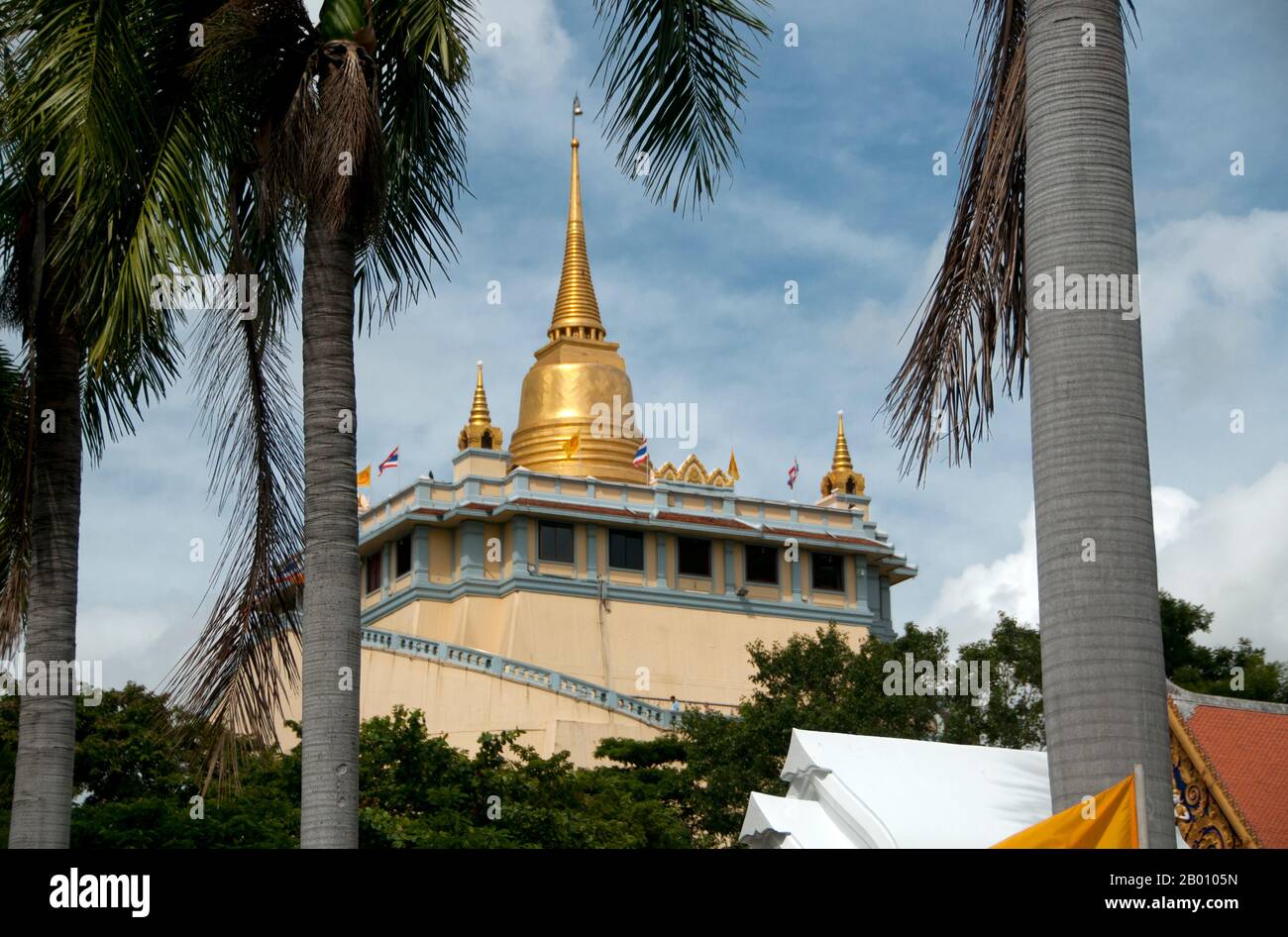 Thailand: Wat Saket und der Goldene Berg, Bangkok. Wat Saket Ratcha Wora Maha Wihan (gewöhnlich Wat Saket) stammt aus der Ayutthaya-Ära, als er Wat Sakae genannt wurde. König Rama I (1736 - 1809) oder Buddha Yodfa Chulaloke hat den Tempel renoviert und ihn in Wat Saket umbenannt. Der Goldene Berg (Phu Khao Thong) ist ein steiler Hügel innerhalb des Wat Saket-Geländes. Es handelt sich nicht um einen natürlichen Aufschluss, sondern um einen künstlichen Hügel, der unter der Herrschaft von Rama III (1787 - 1851) oder König Jessadabodindra errichtet wurde. Stockfoto