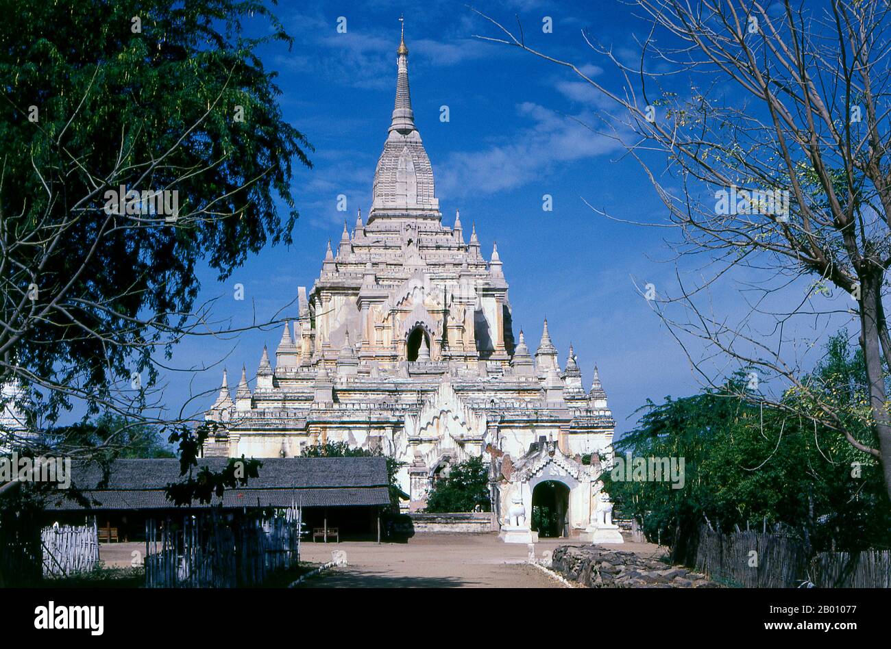 Burma: Gawdawpalin Tempel, Bagan (Pagan) Alte Stadt. Der Bau des Gawdawpalin Tempels begann während der Herrschaft von Narapatisithu (1174–1211) und wurde während der Herrschaft von Htilominlo (1121–1234) abgeschlossen. Gawdawpalin Tempel ist der zweithöchste Tempel in Bagan. Bagan, früher Pagan, wurde hauptsächlich zwischen dem 11th. Und 13th. Jahrhundert erbaut. Offiziell Arimaddanapura oder Arimaddana (die Stadt des feindlichen Crusher) und auch als Tambadipa (das Land des Kupfers) oder Tassadessa (das vertrocknende Land) bekannt, war es die Hauptstadt mehrerer alter Königreiche in Burma. Stockfoto