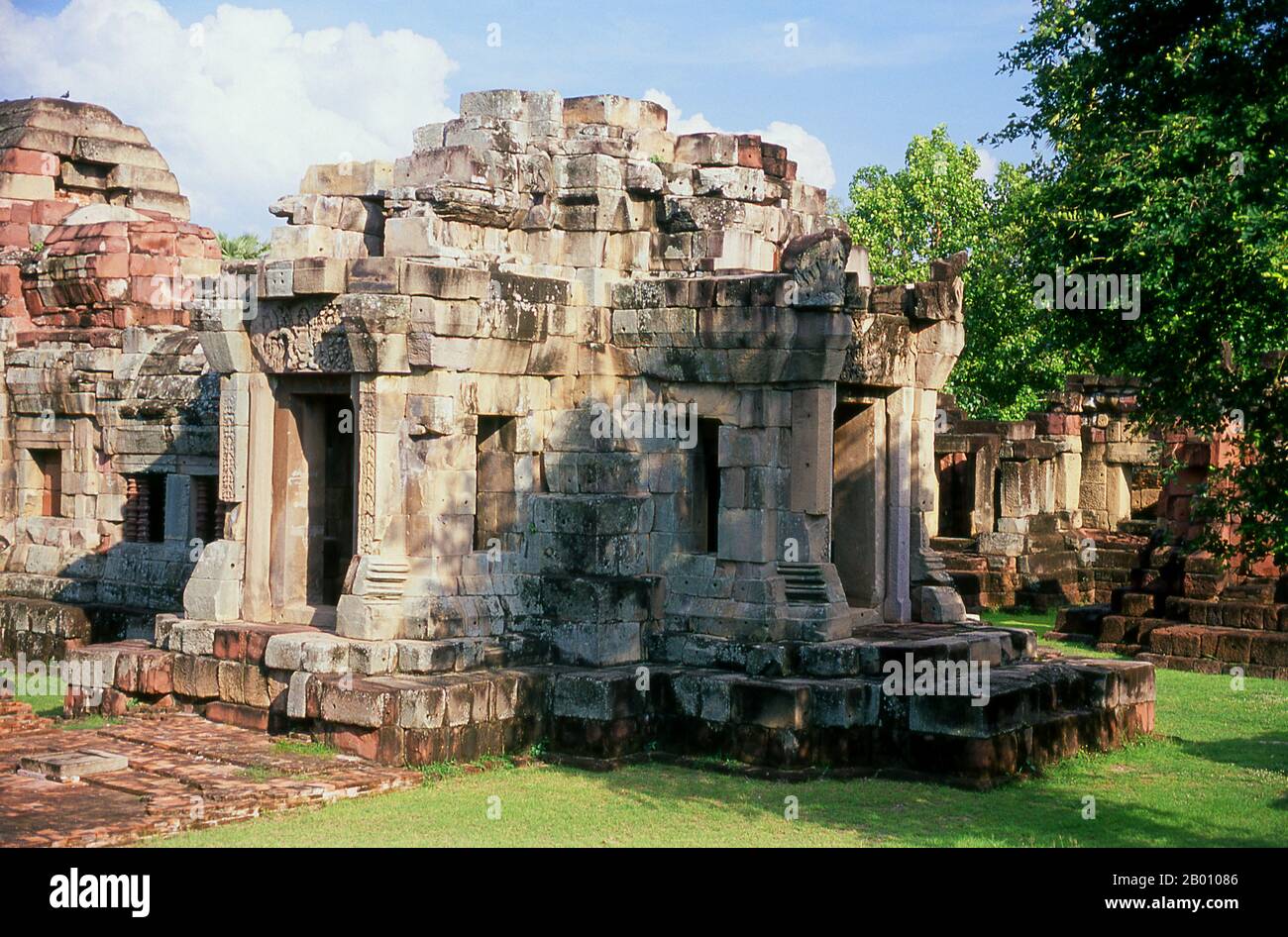 Thailand: Prasat Meuang Phanomwan, Nakhon Ratchasima Provinz, Nordostthailand. Das Khmer-Heiligtum von Prasat Meuang Phanomwan wurde während der 10th und 11th Jahrhunderte errichtet und war ursprünglich ein Hindu-Tempel, der Lord Shiva gewidmet wurde. Prasat Phanom Wan liegt zwischen Khorat und Phimai und obwohl nicht so beeindruckend wie Prasat hin Phimai ist es immer noch ein sehr guter Khmer Ort. Die früheste Inschrift hier gefunden stammt aus dem Jahr 891 CE, die mit der Herrschaft von Yasovarman fällt. Weitere Teile des Tempels wurden während der Herrschaft Suryavarman I im 11th. Jahrhundert hinzugefügt. Stockfoto