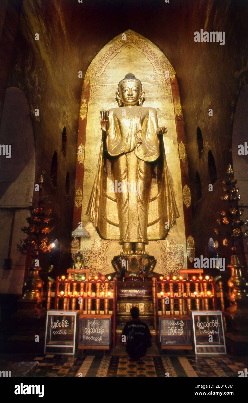 Burma: Stehender Buddha, Ananda Tempel, Bagan (Pagan) Alte Stadt. Ananda Tempel wurde im Jahre 1105 n. Chr. während der Herrschaft (1084-1113) von König Kyanzittha der Pagan-Dynastie gebaut. Bagan, früher Pagan, wurde hauptsächlich zwischen dem 11th. Und 13th. Jahrhundert erbaut. Offiziell Arimaddanapura oder Arimaddana (die Stadt des feindlichen Crusher) und auch als Tambadipa (das Land des Kupfers) oder Tassadessa (das vertrocknende Land) bekannt, war es die Hauptstadt mehrerer alter Königreiche in Burma. Stockfoto