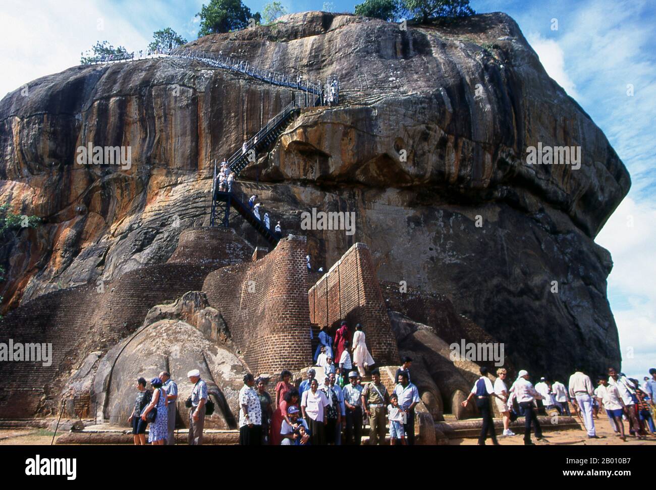 Sri Lanka: Besucher klettern Sigiriya (Lion's Rock). Sigiriya (Löwenfelsen) wurde während der Herrschaft von König Kasyapa I (CE 477 – 495) erbaut und ist ein Weltkulturerbe. Stockfoto