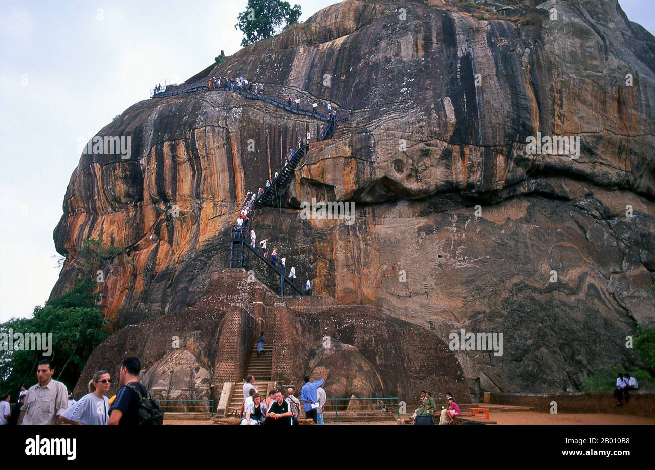 Sri Lanka: Besucher klettern Sigiriya (Lion's Rock). Sigiriya (Löwenfelsen) wurde während der Herrschaft von König Kasyapa I (CE 477 – 495) erbaut und ist ein Weltkulturerbe. Stockfoto